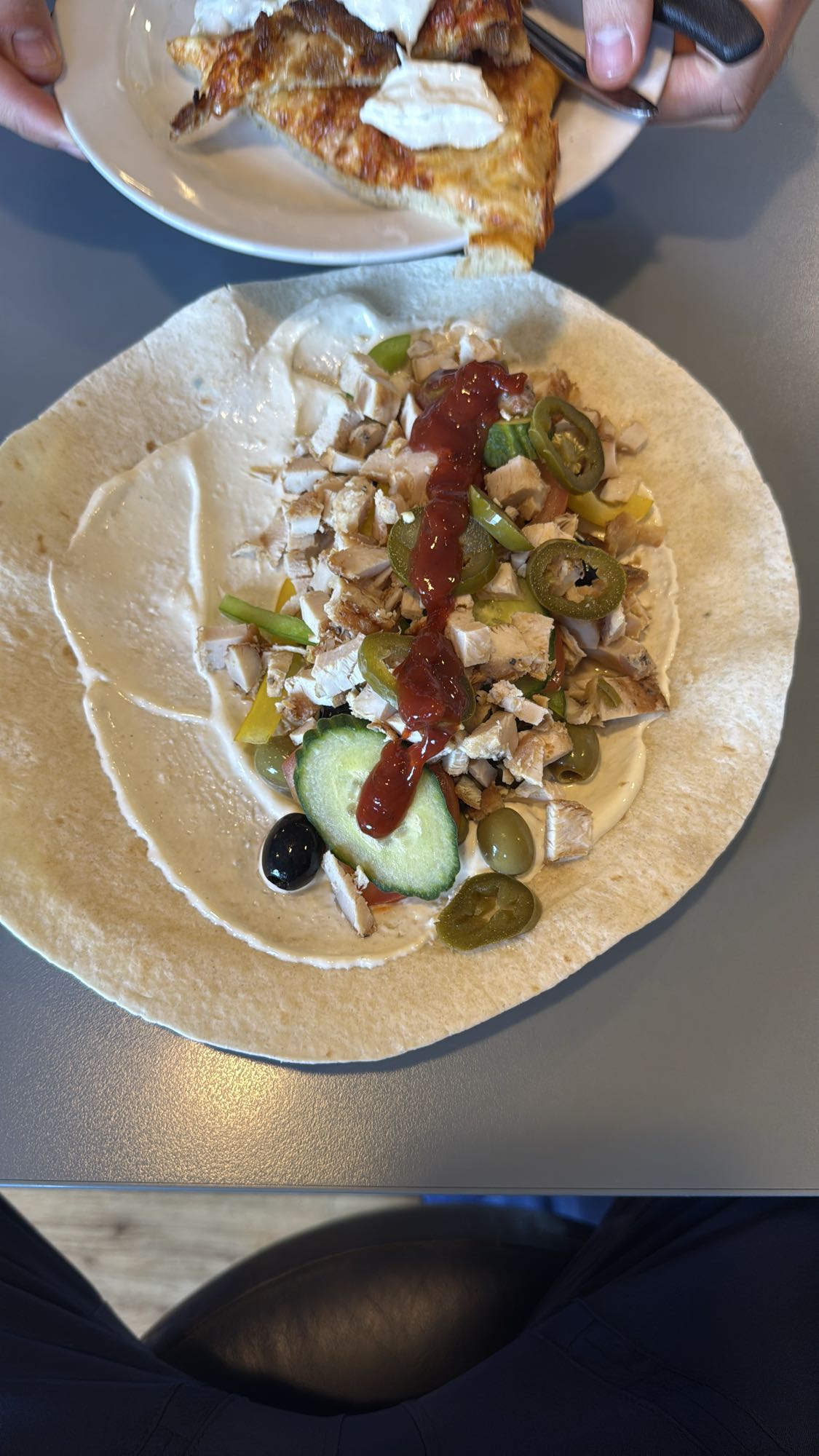 wrap z kurczakiem i warzywami