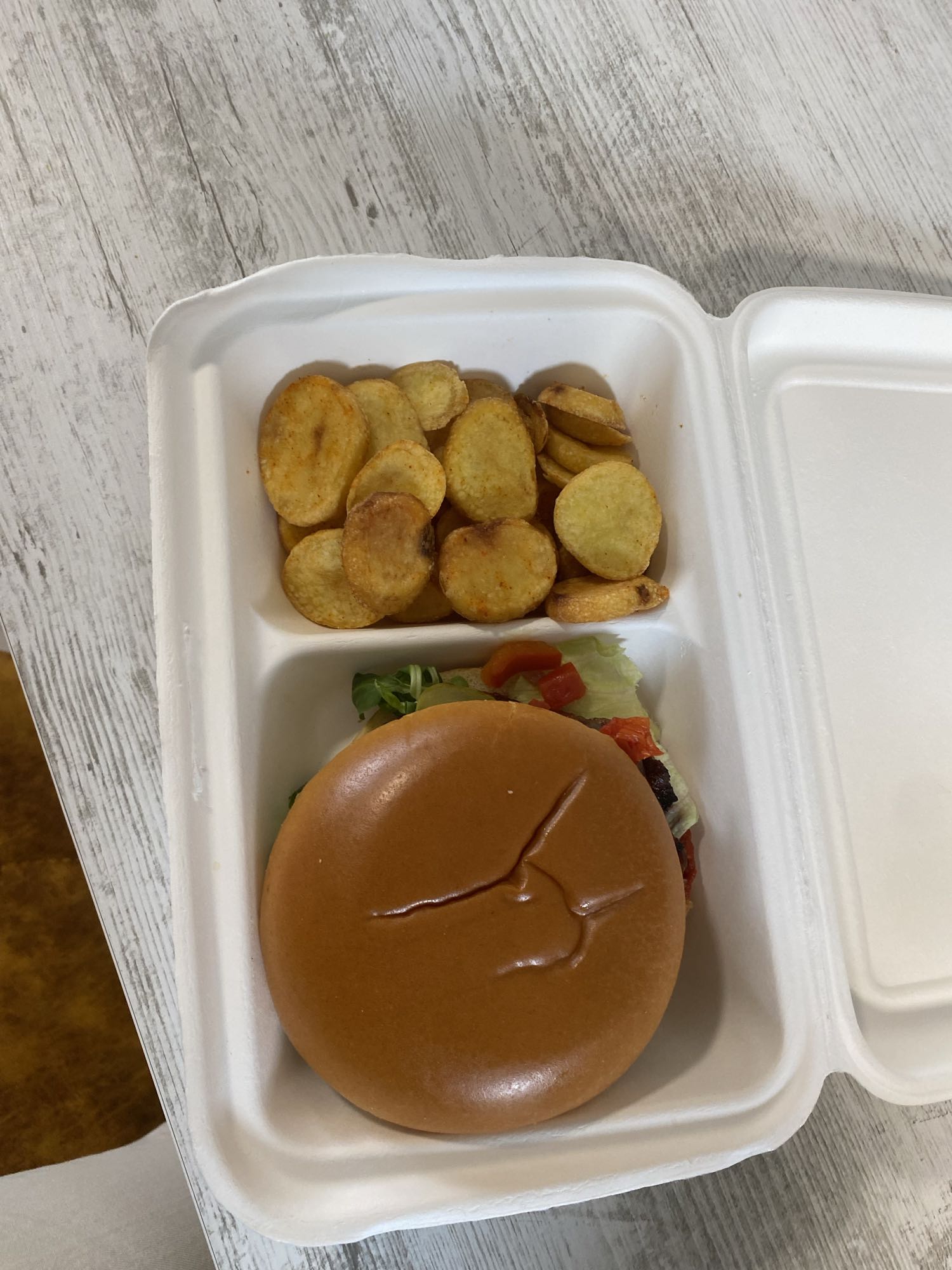 Burger cu cartofi prăjiți