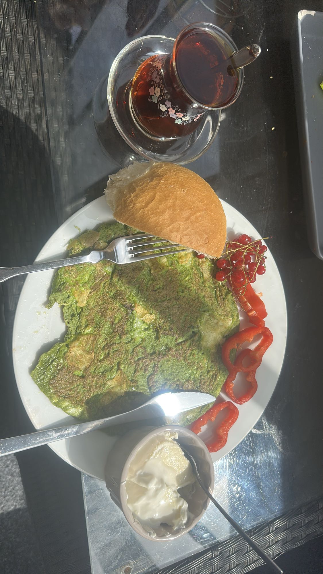 Grön omelett frukost