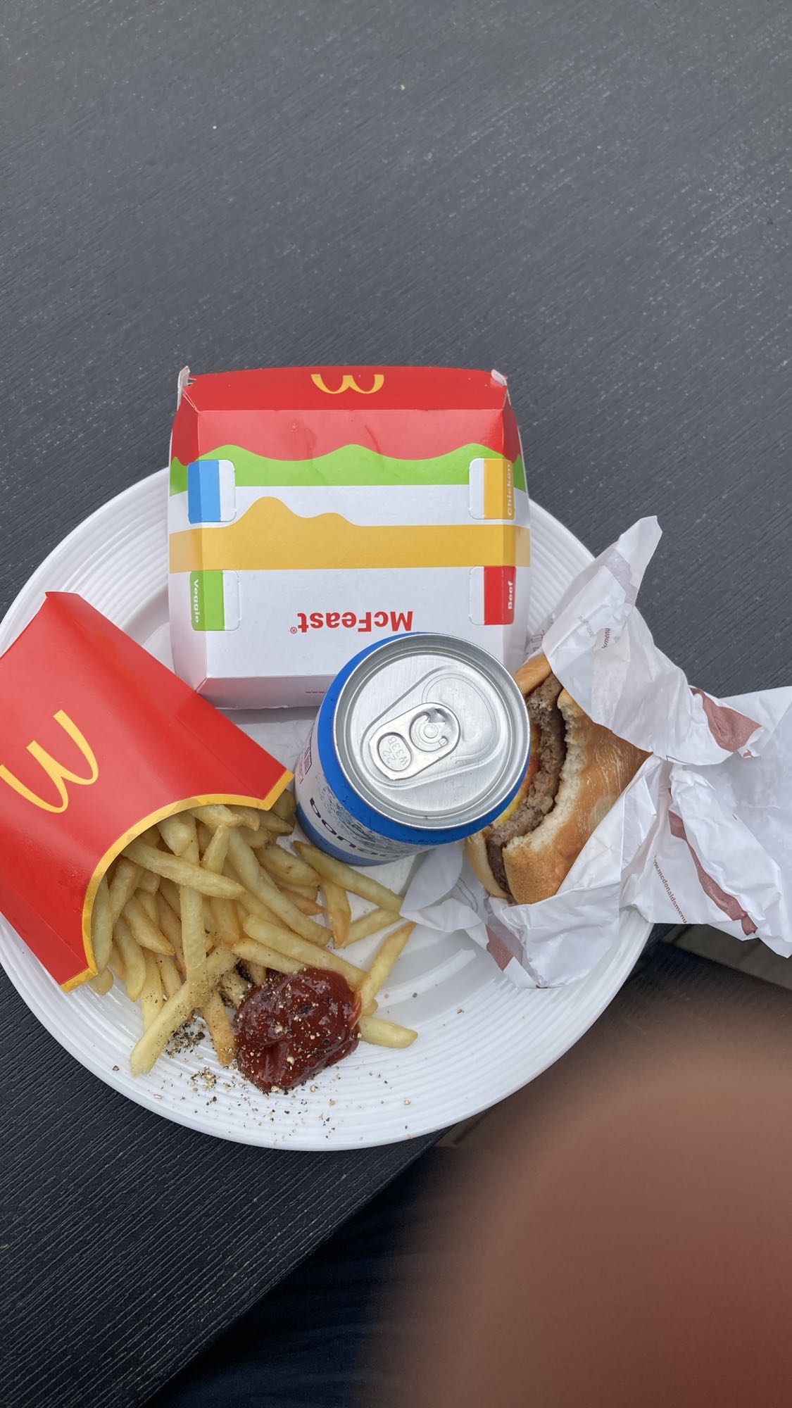 McFeast hamburgare + pommes + en ytterligare liten hamburgare