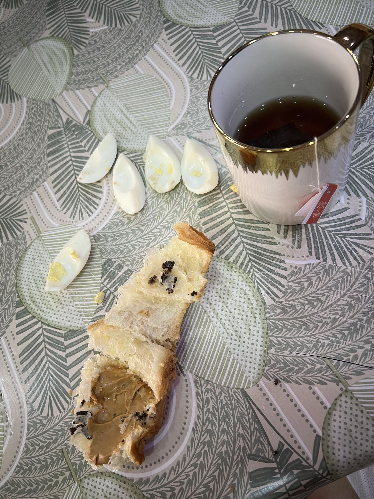 Petit-déjeuner croissant œuf