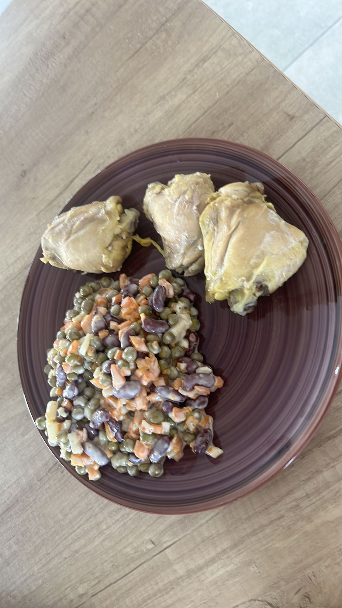 Pui cu salată de legume