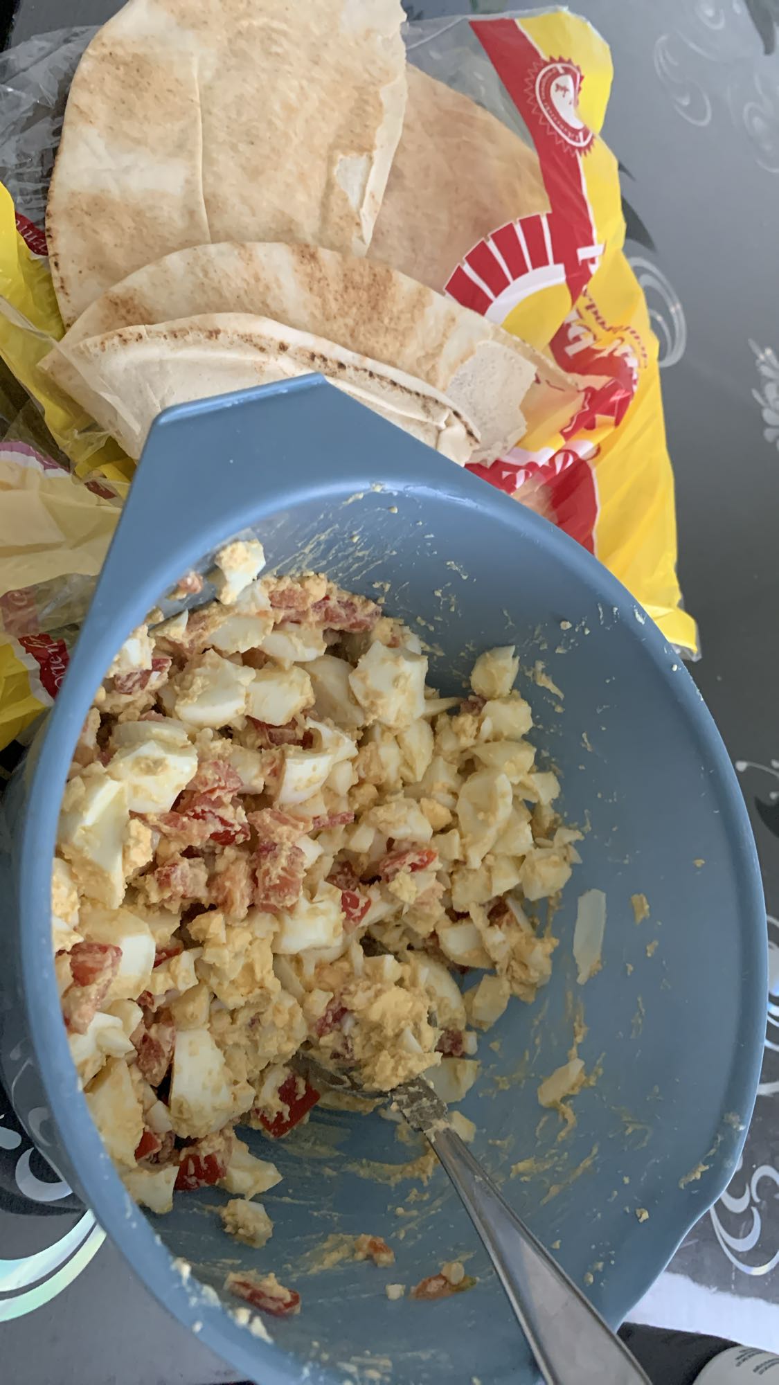 Äggsallad med pitabröd