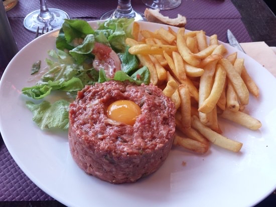 Steak tartare frites salade