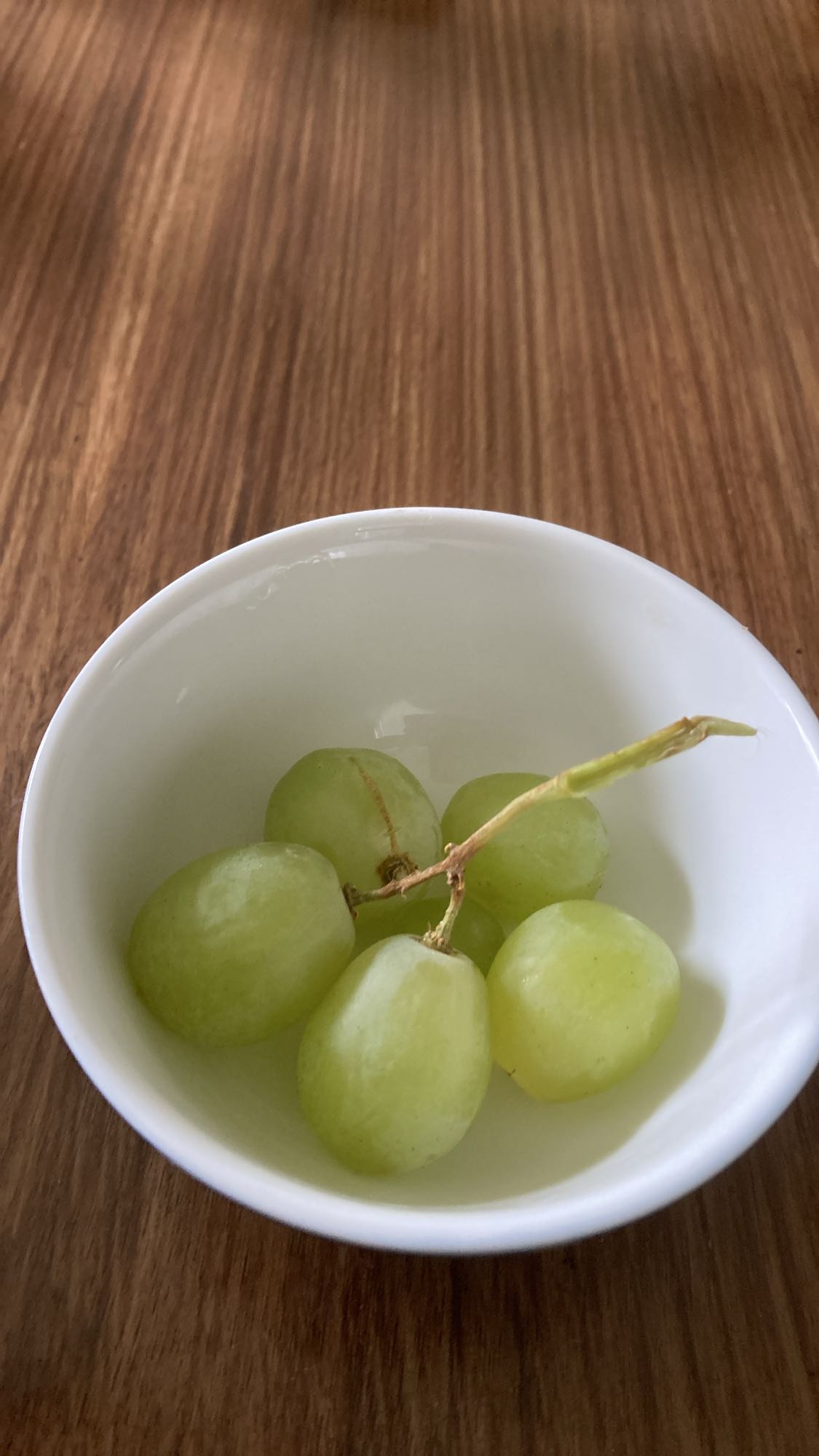 Gröna vindruvor i skål