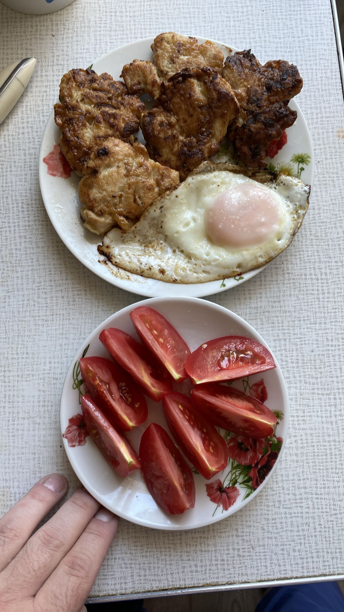 Котлеты из индейки с яйцом и томатом