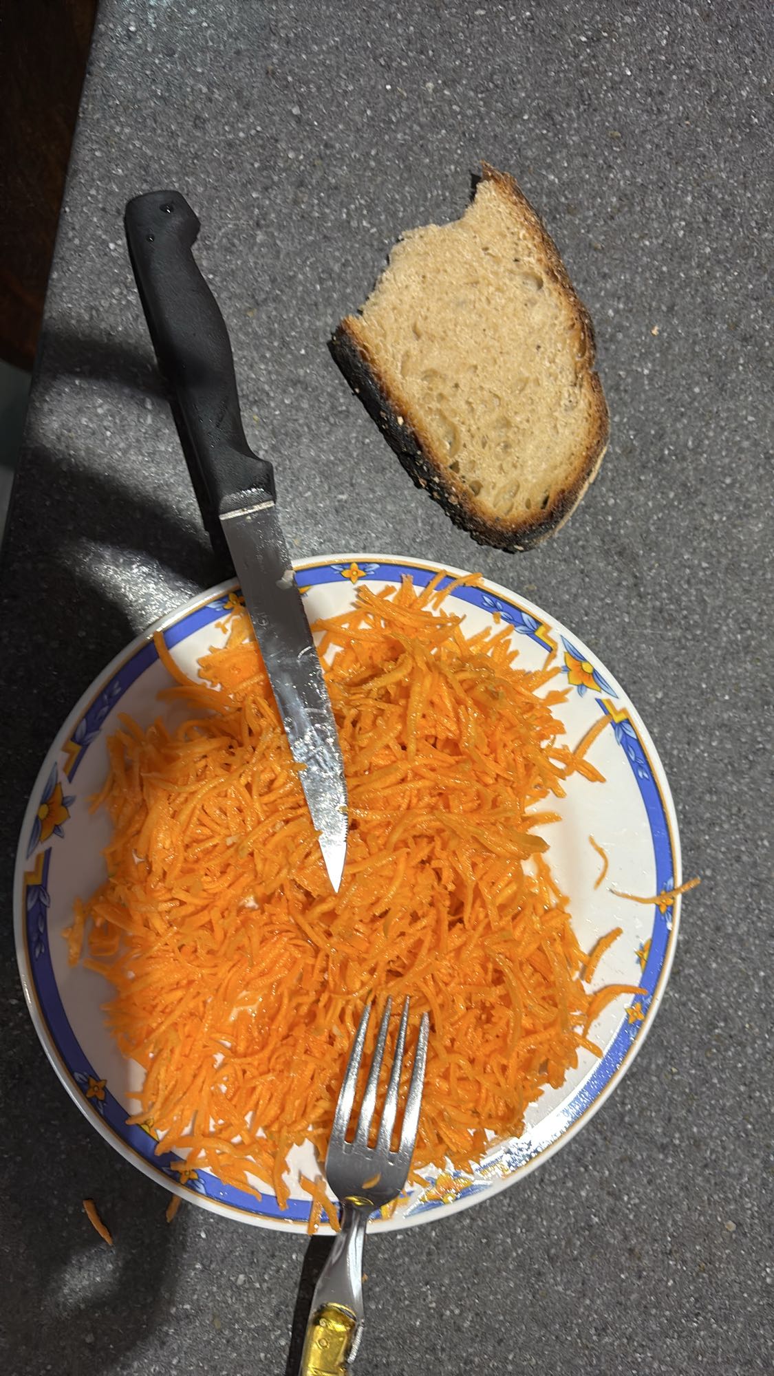 Carottes râpées et pain