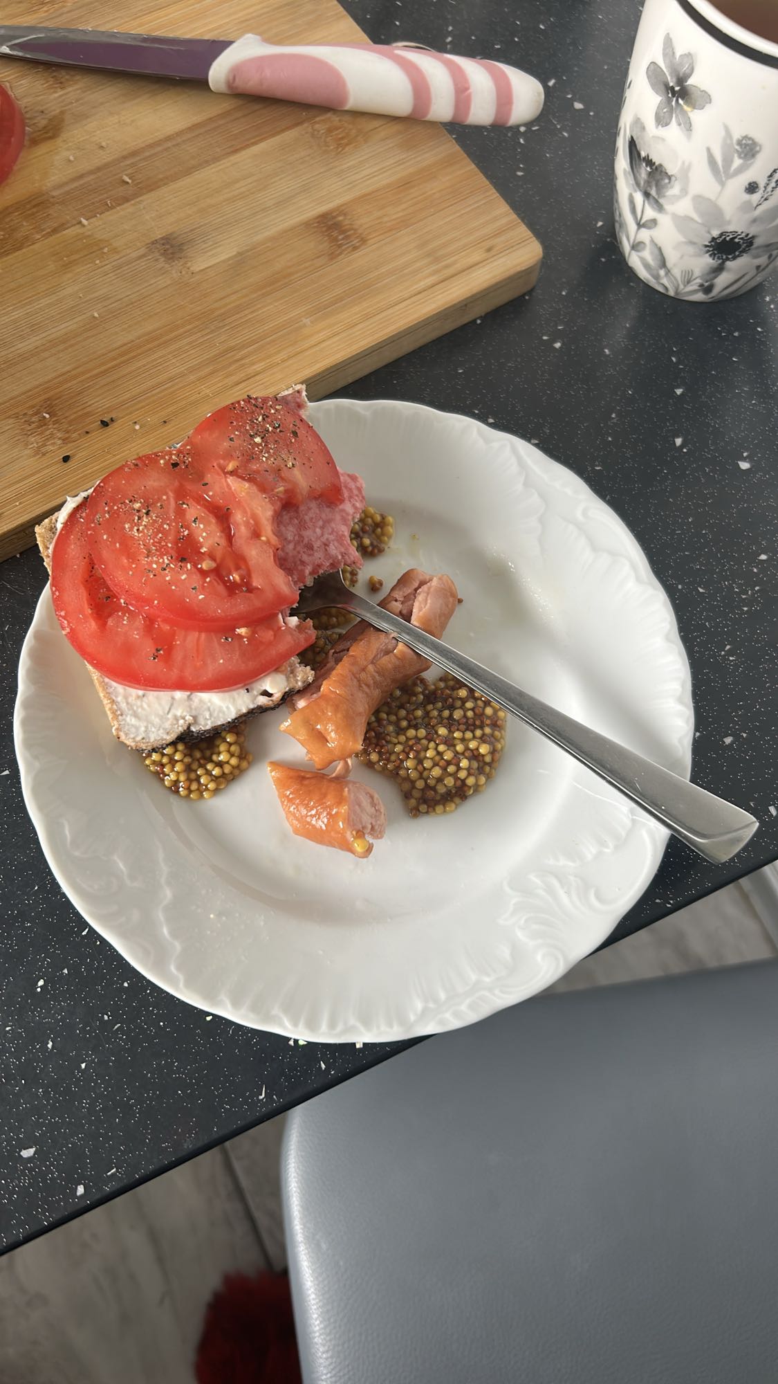 Kanapka z pomidorem i parówką