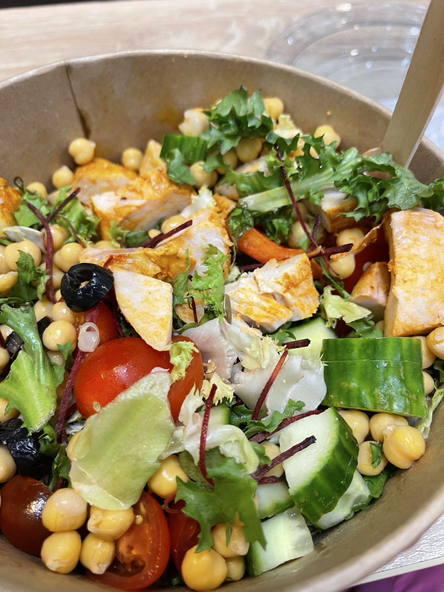 Salată cu pui și năut