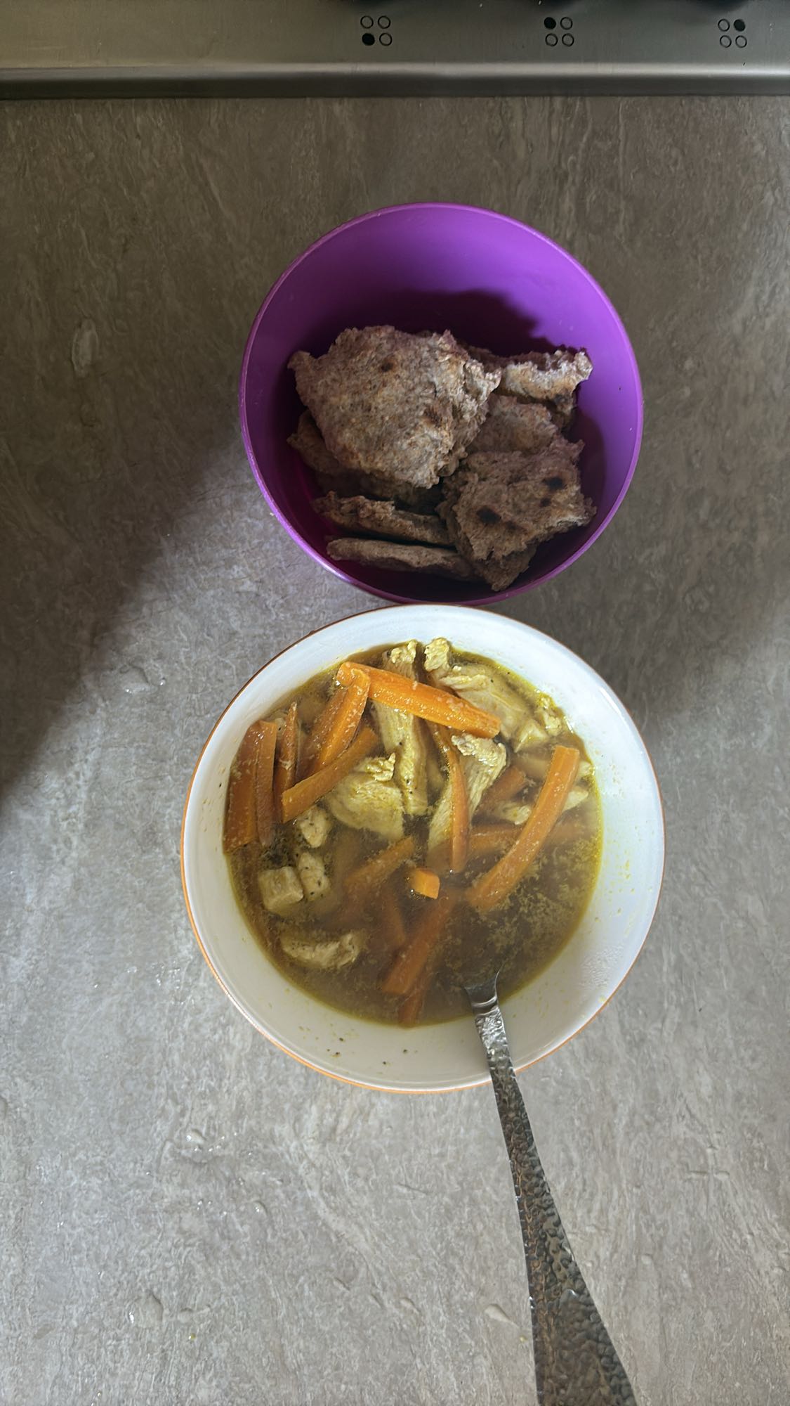 Tavuklu sebzeli çorba ve ekmek