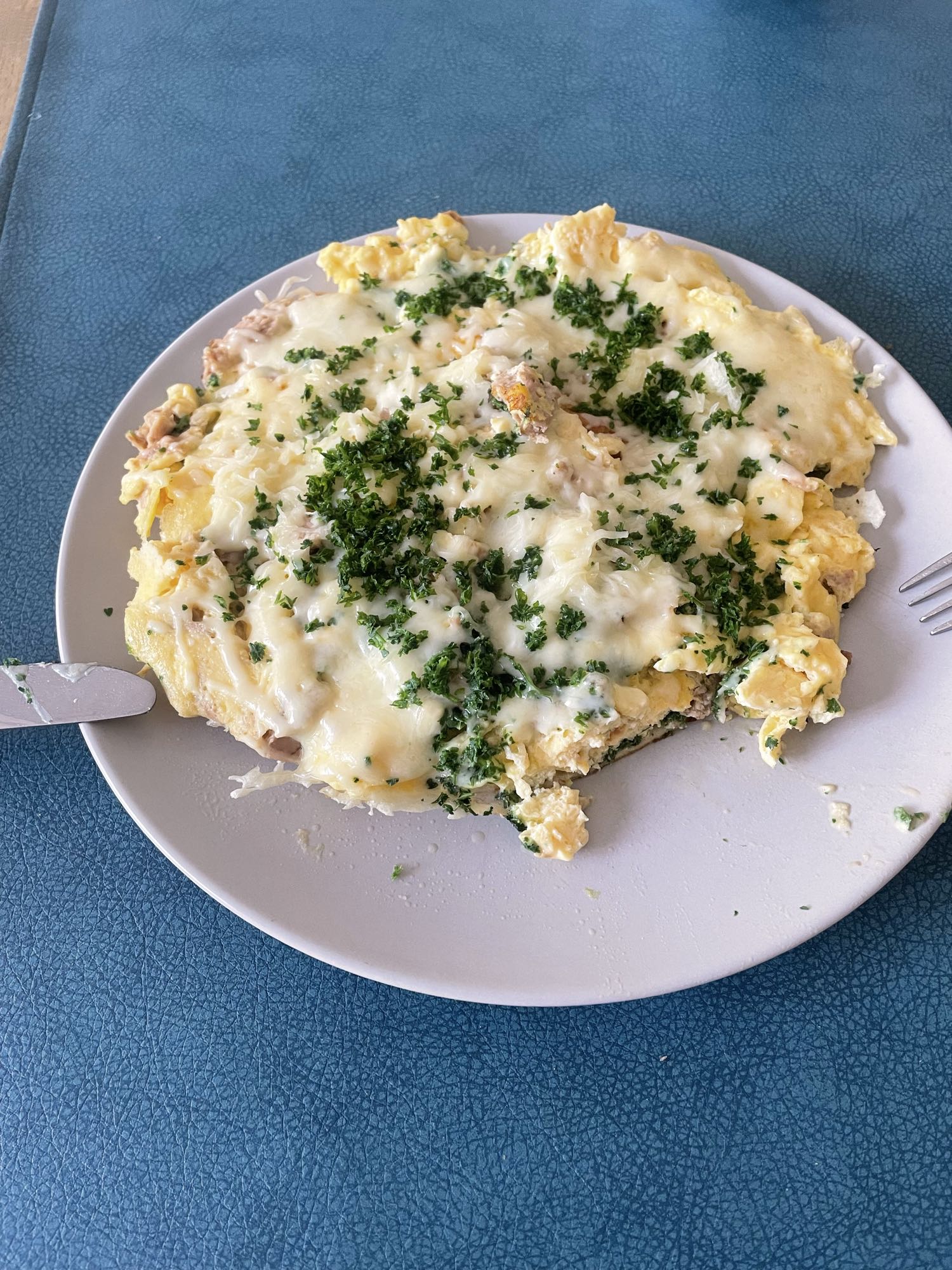 Kaas omelet met peterselie en tonijn