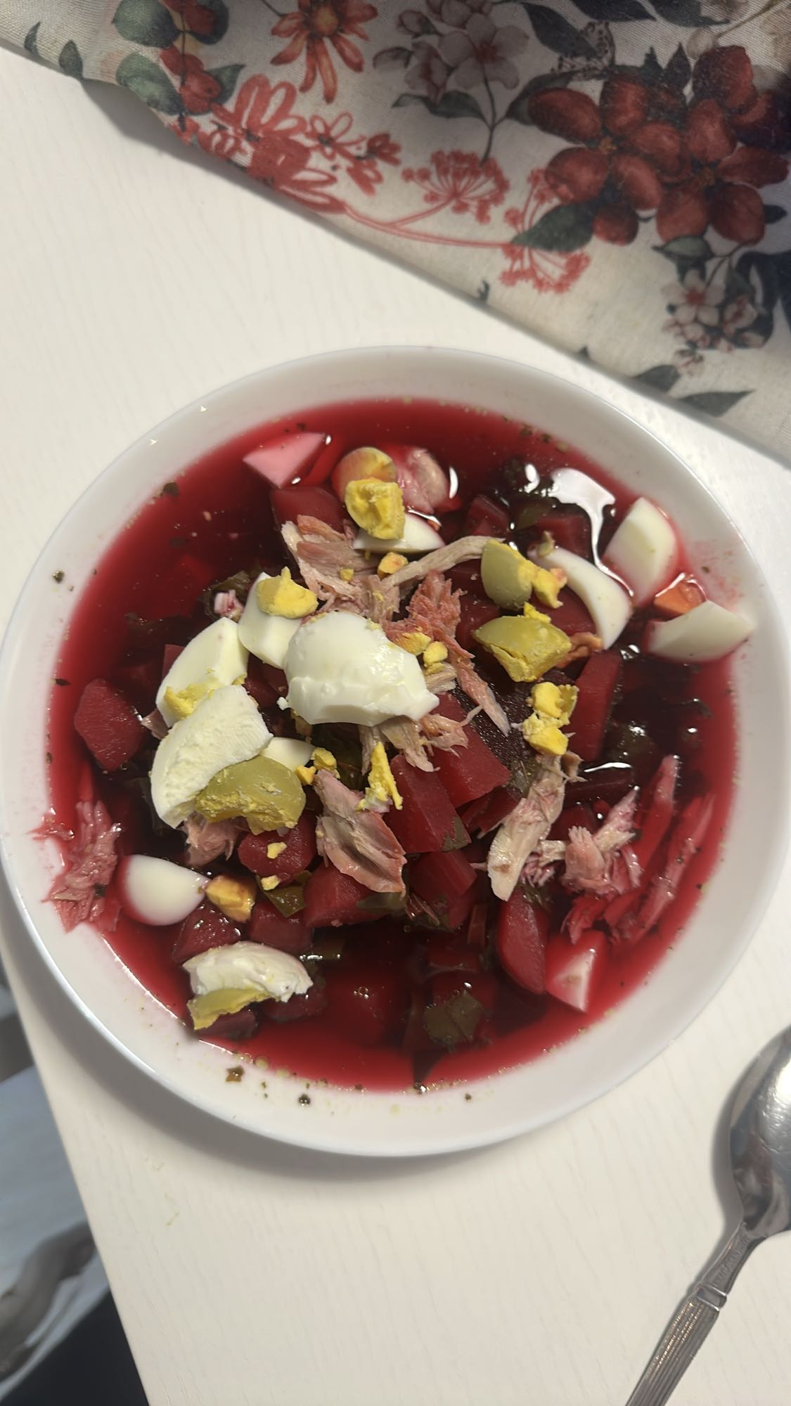 Chłodnik z jajkiem i tuńczykiem