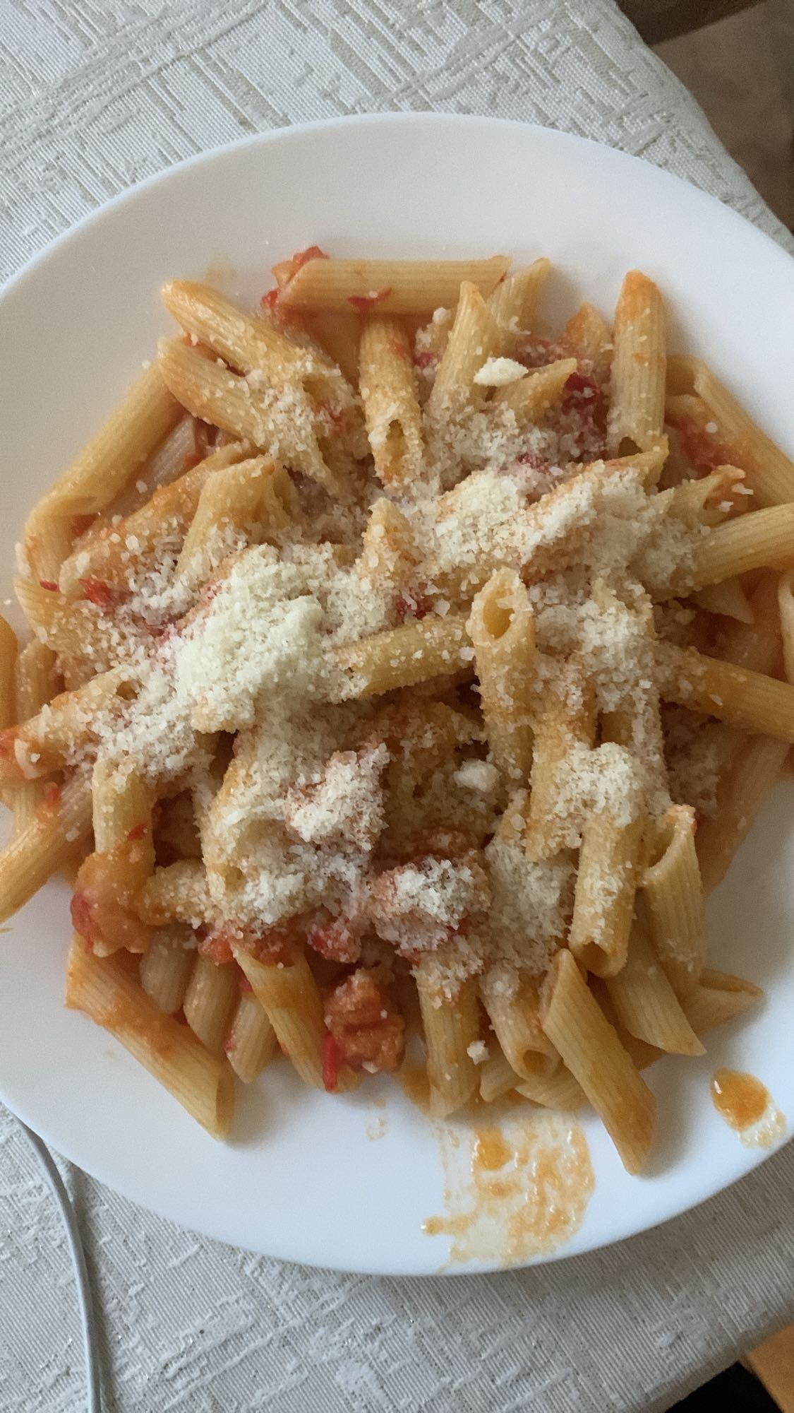 Penne z sosem pomidorowym i parmezanem
