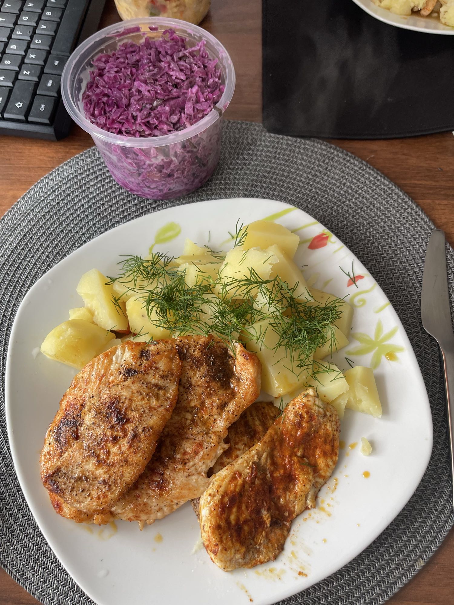 Kurczak z ziemniakami i surówką