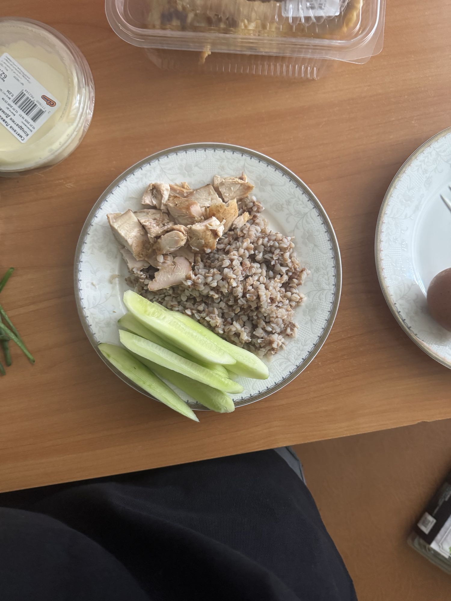 гречка с курицей и огурцом