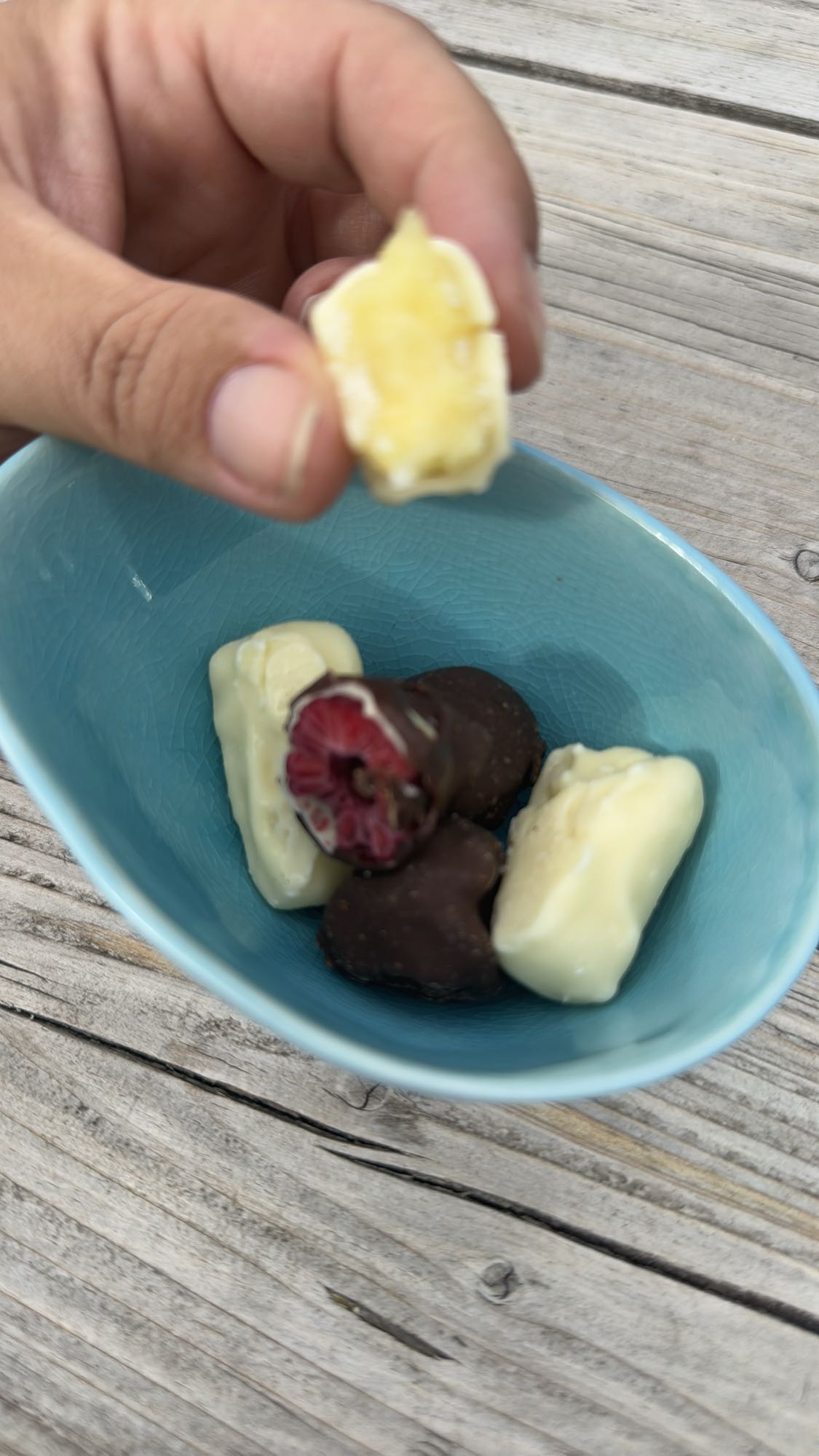 Gefüllte Schoko-Beeren mit Ananas