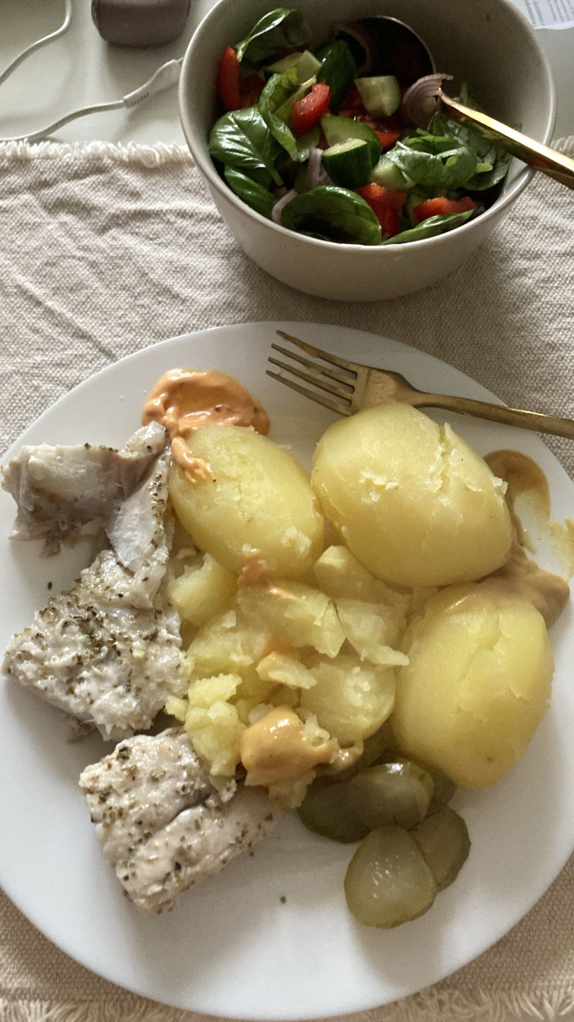 Fish with potatoes & salad