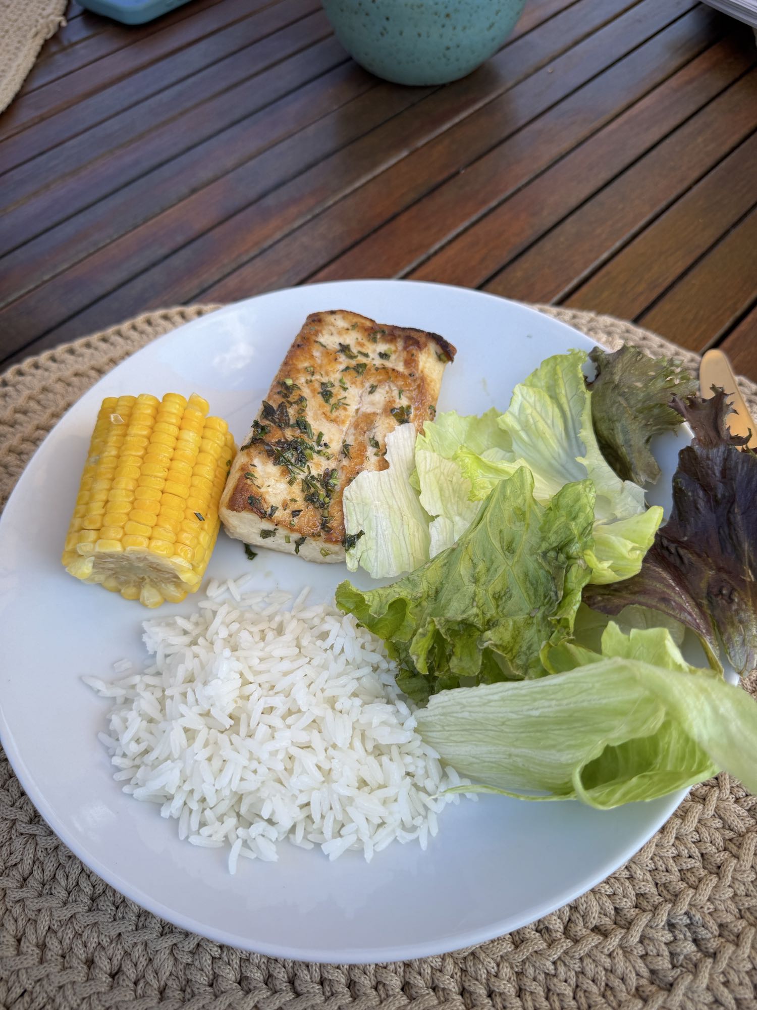 Pescado con arroz y ensalada