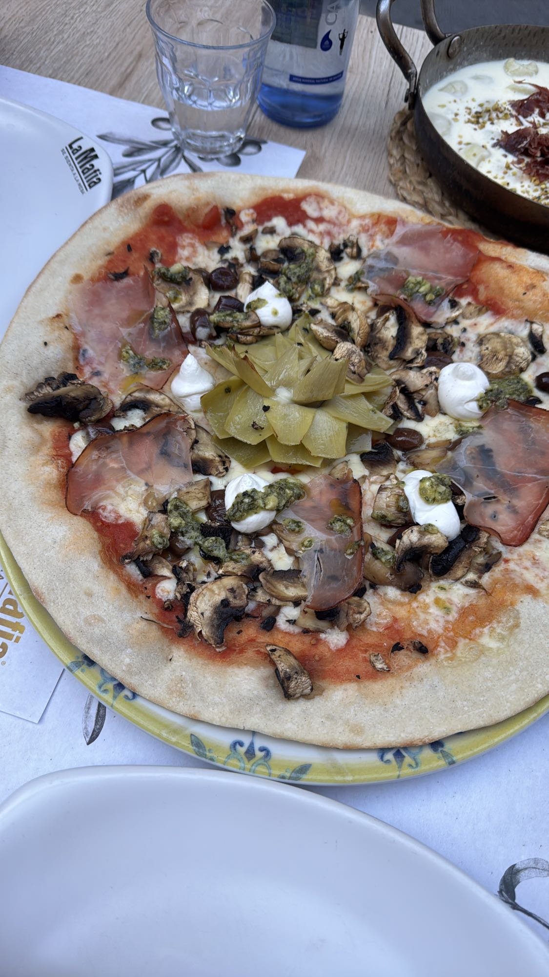 Pizza con jamón y verduras