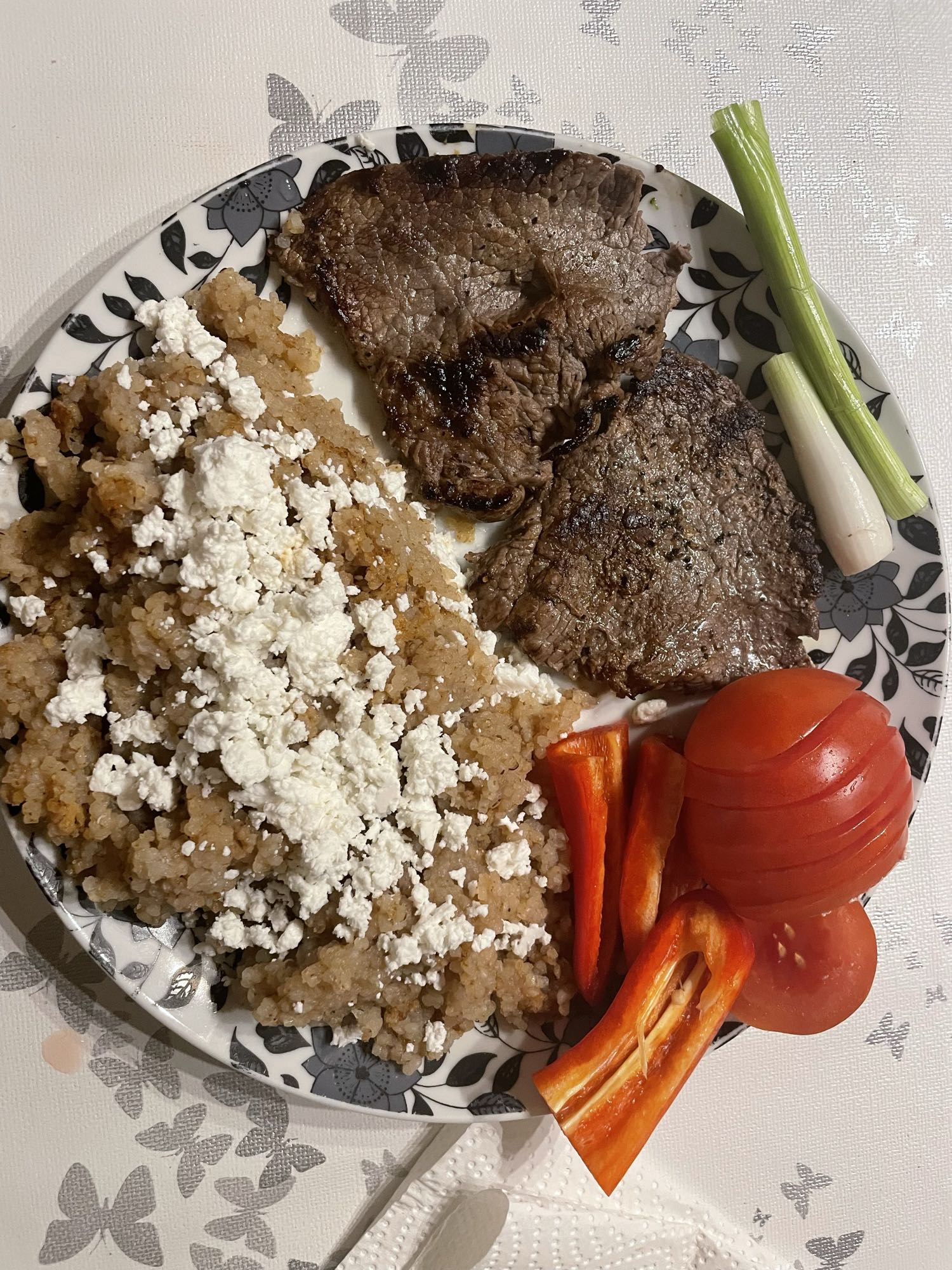 Rind Hüfte mit Quinoa, Ziegenkäse und Gemüse
