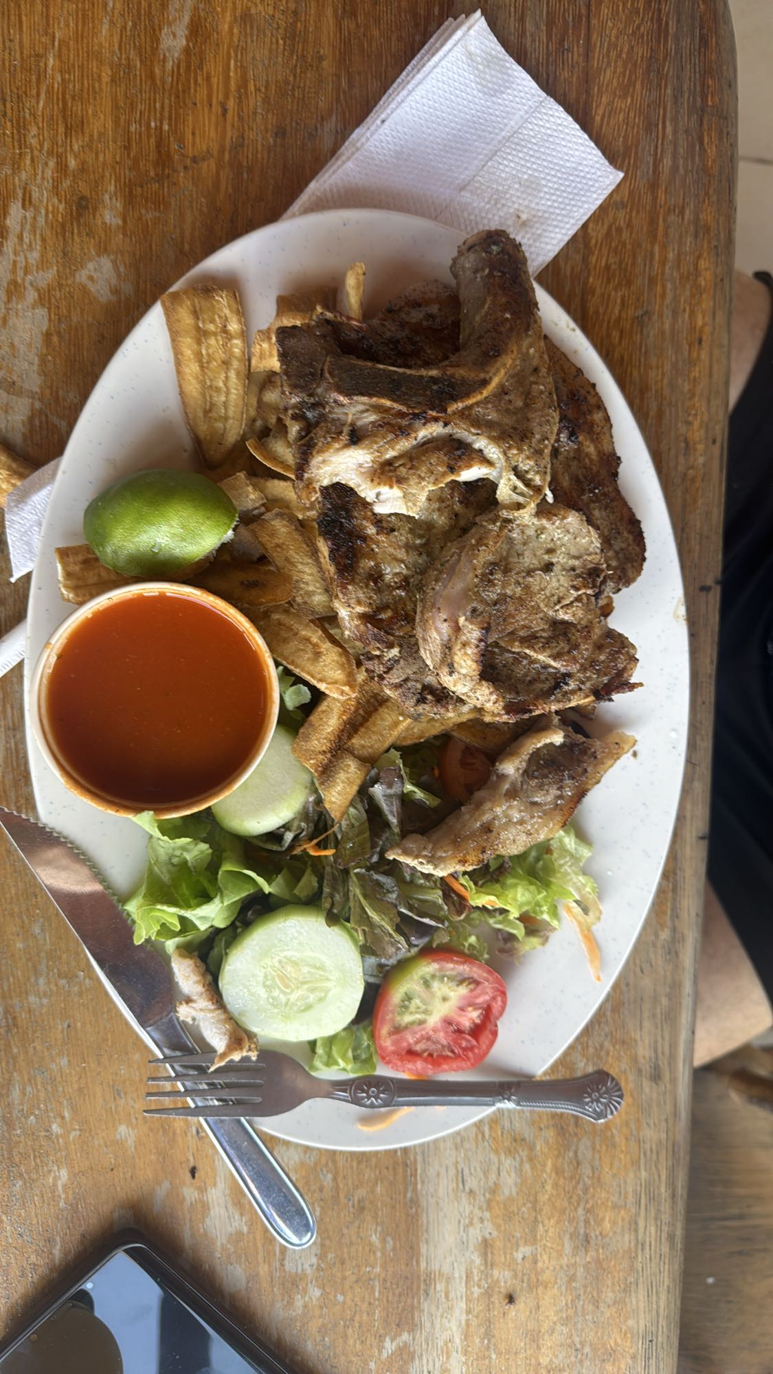 Chuleta con ensalada y papas