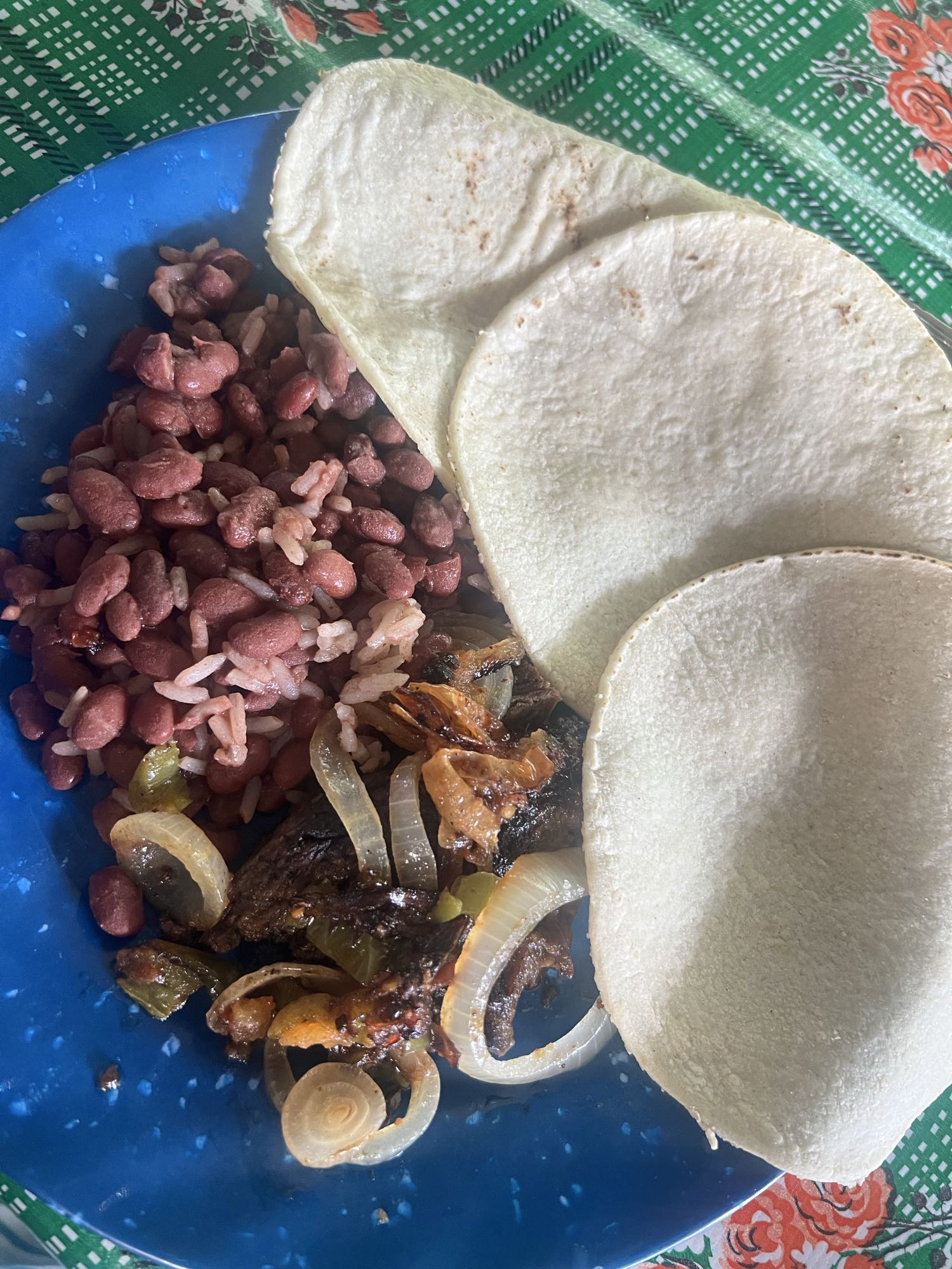 Frijoles, arroz, tortillas y carne