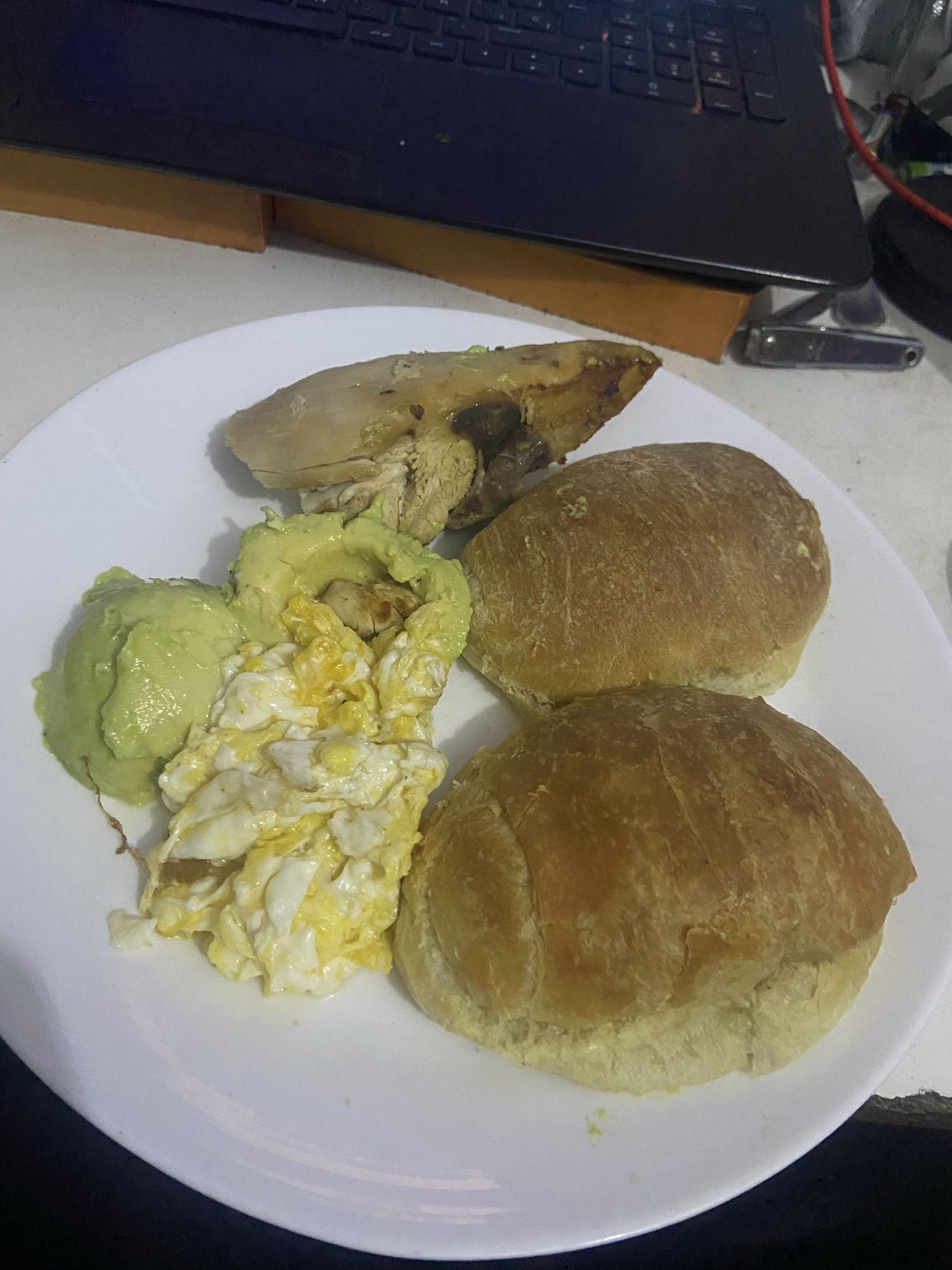 Pan con pollo y huevo