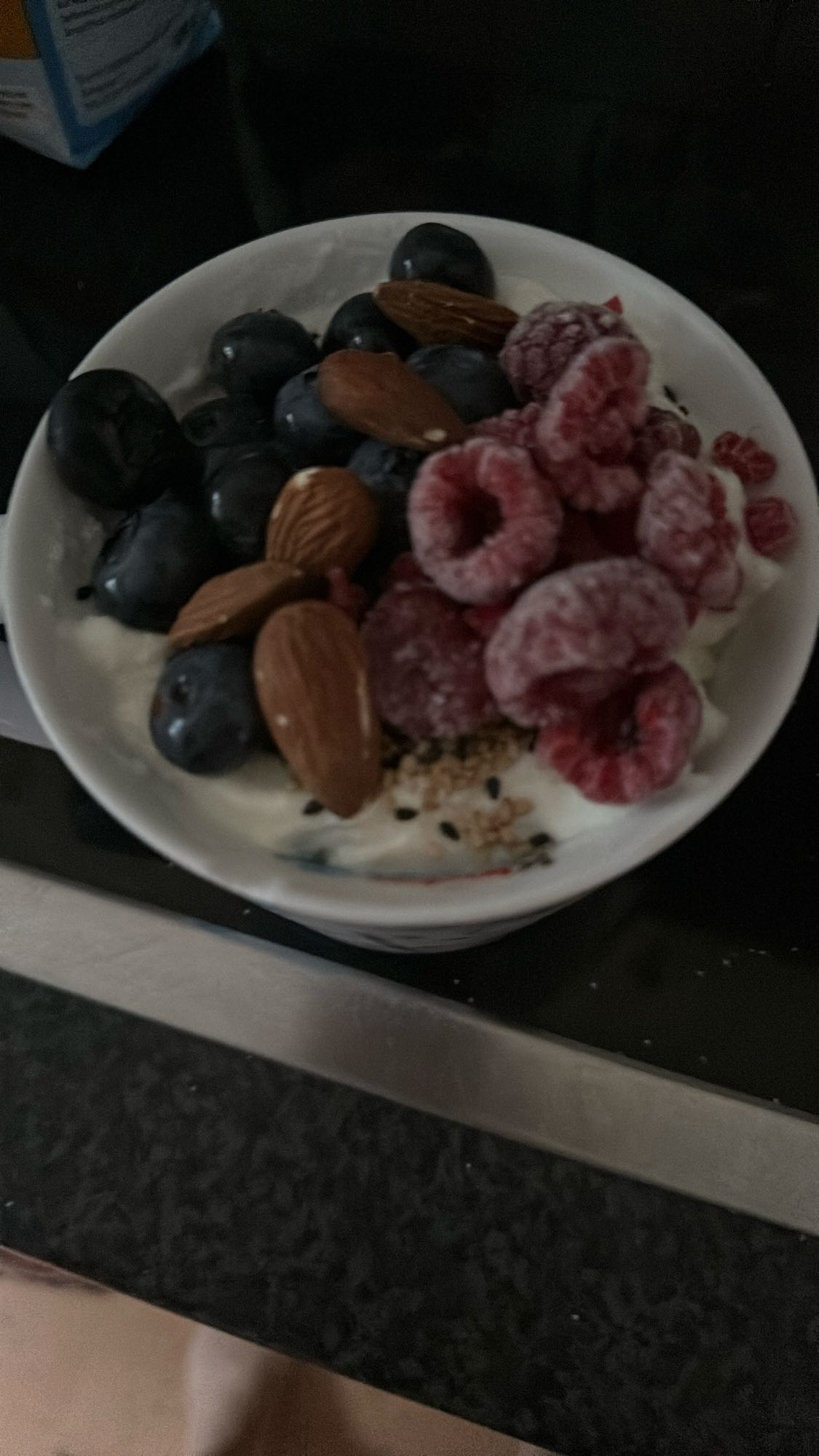 Yoghurt met bessen en noten