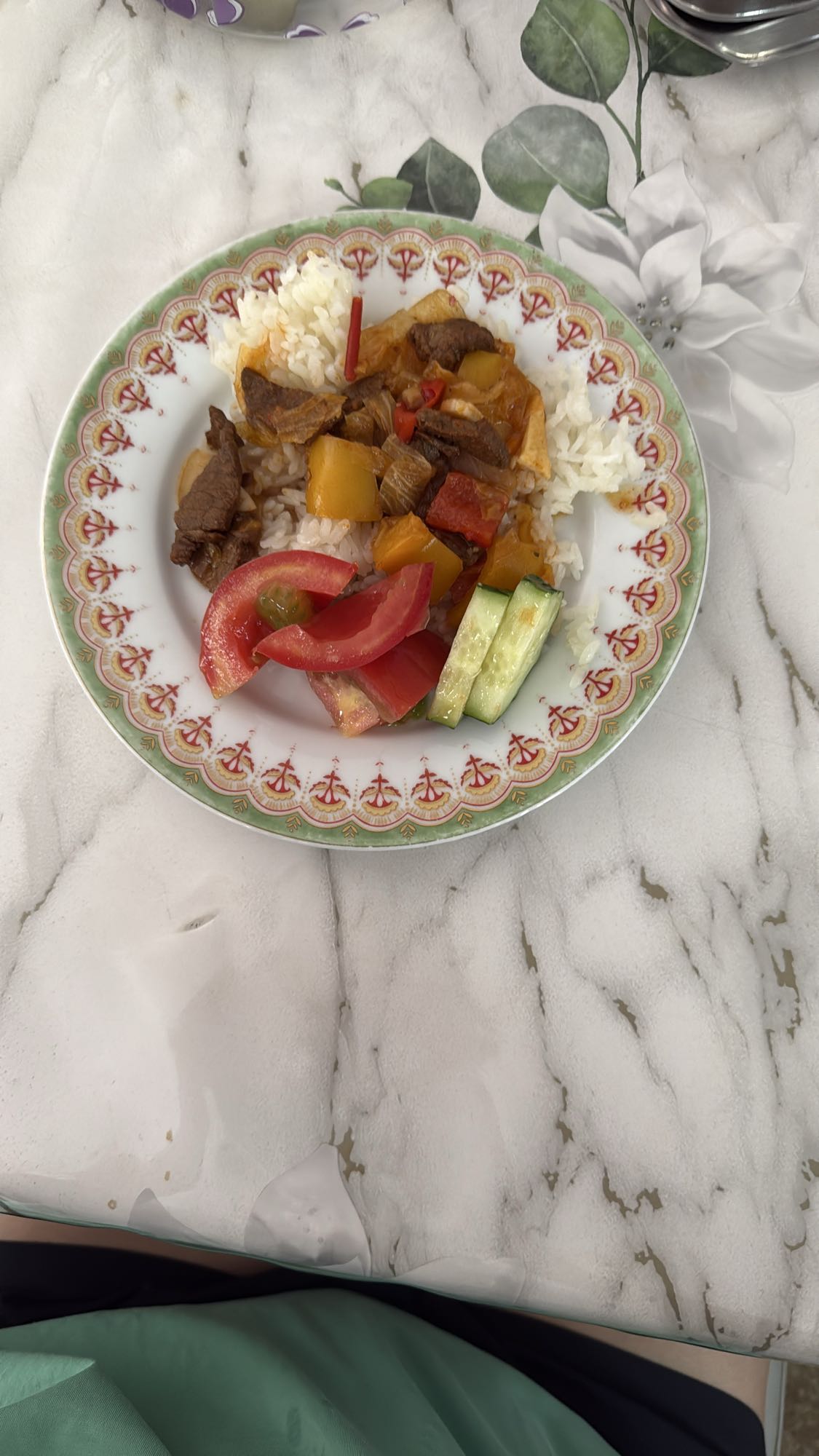 говядина с рисом и овощами