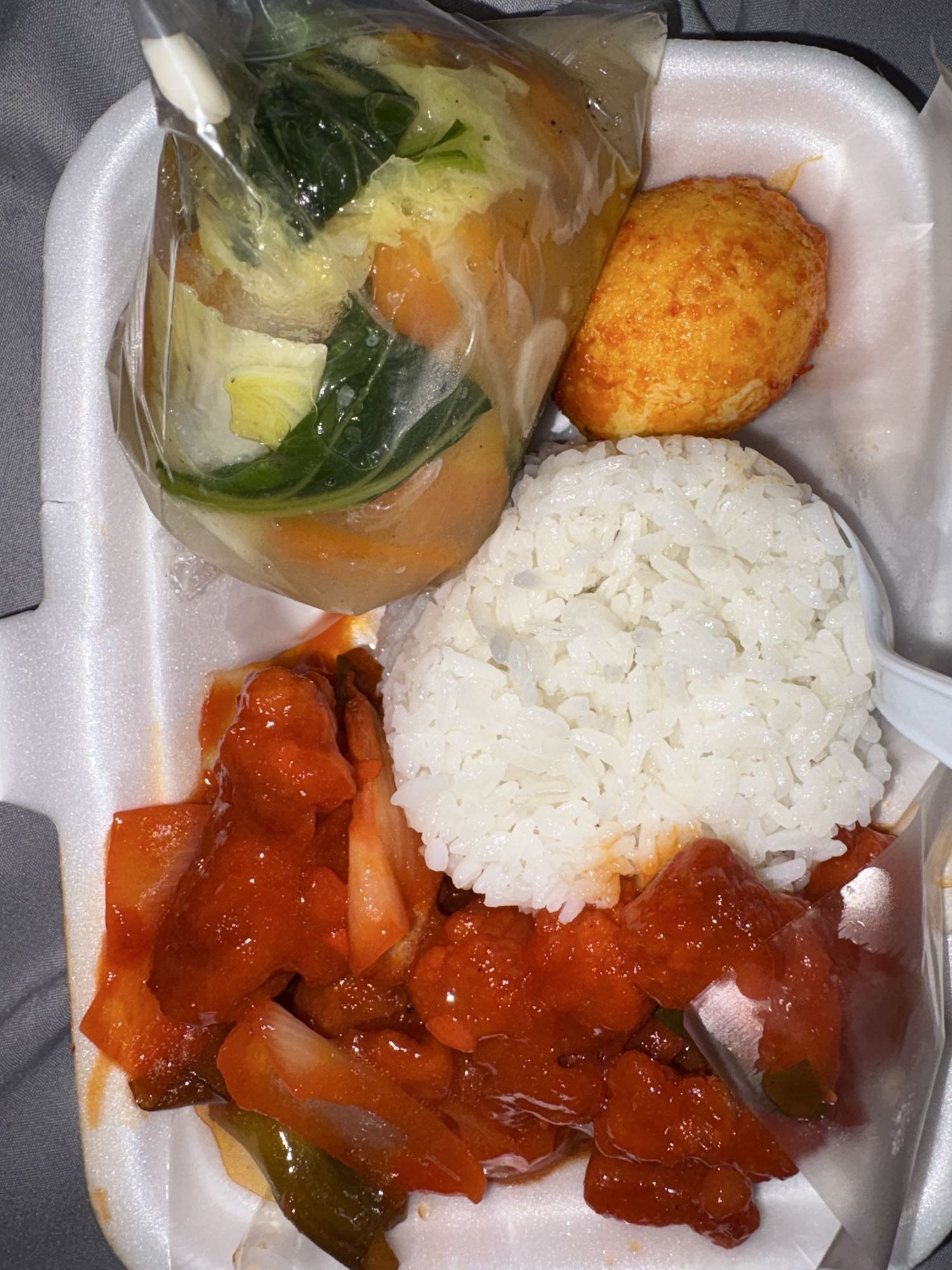 Nasi lauk ayam saus, telur, sup