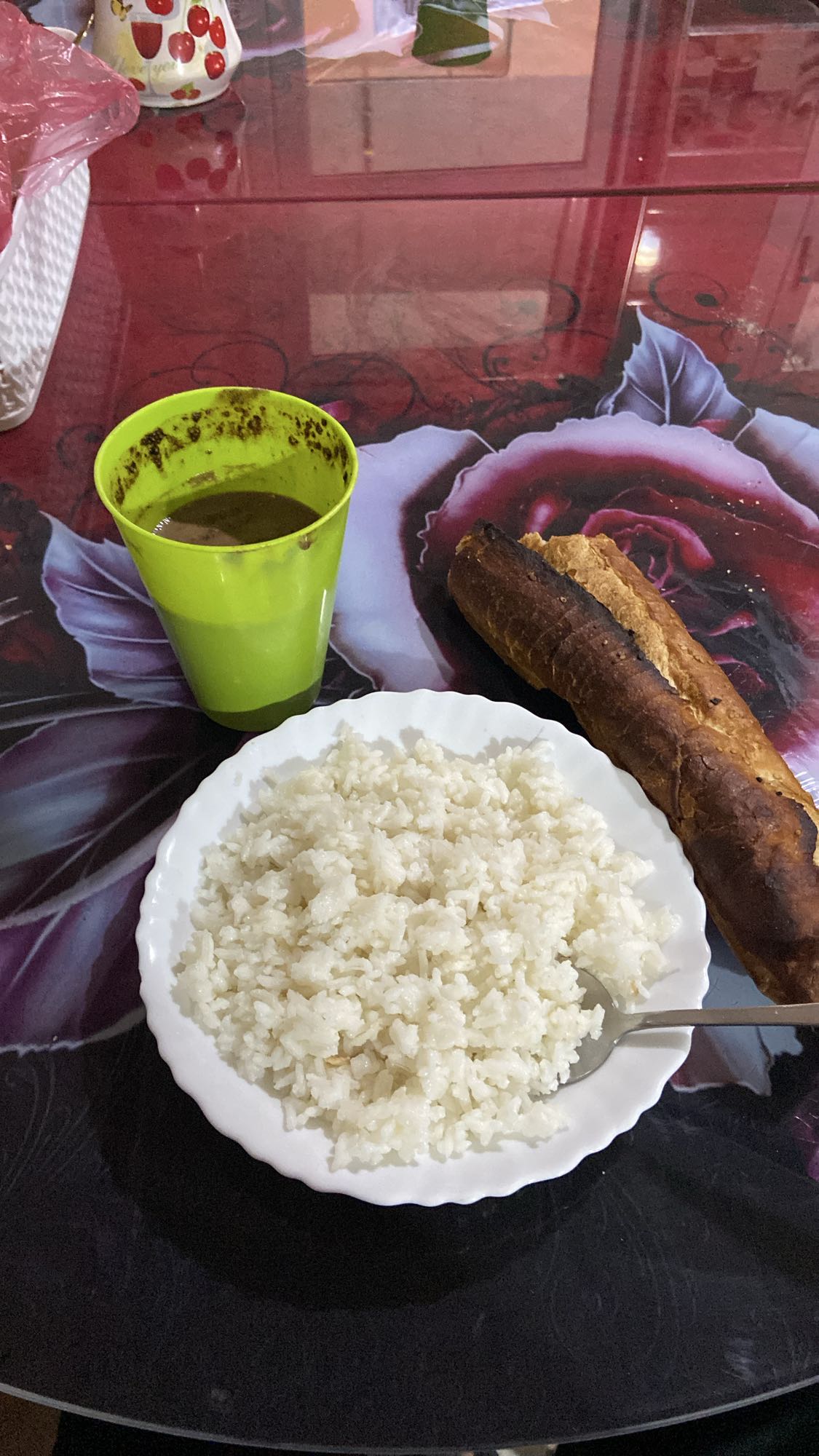 أرز وخبز مع حساء