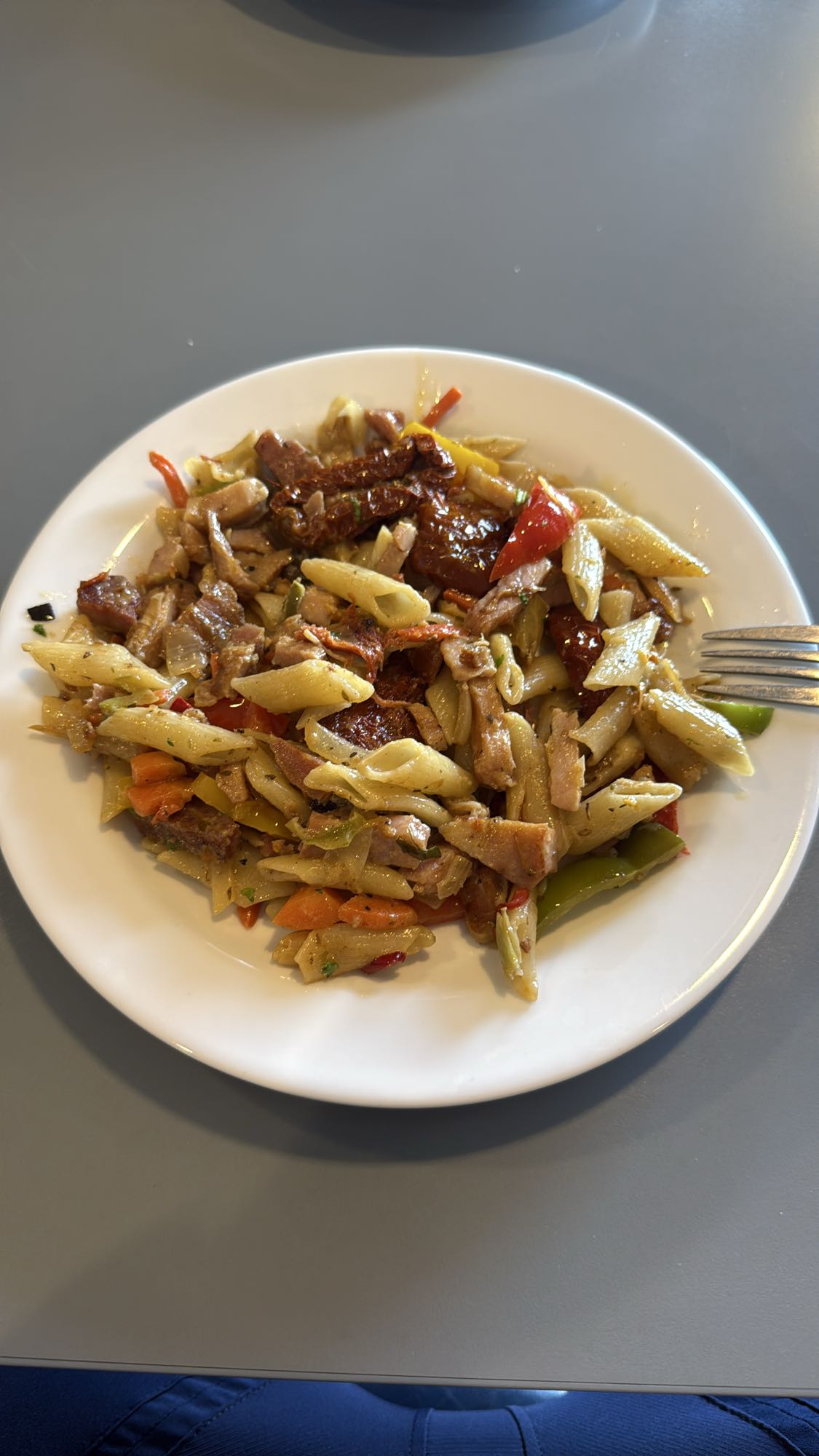 makaron z mięsem i warzywami