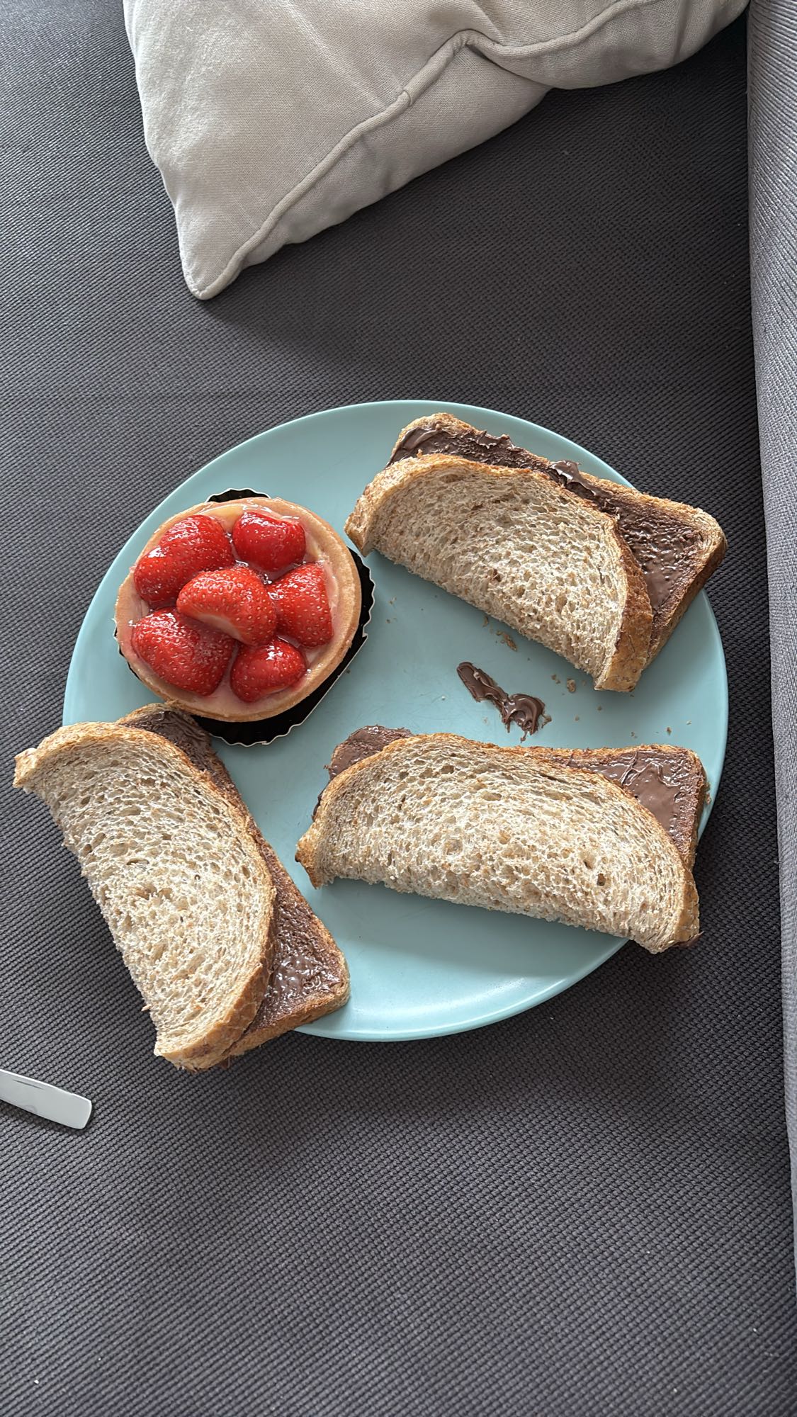 Brood met chocopasta en aardbeientaartje