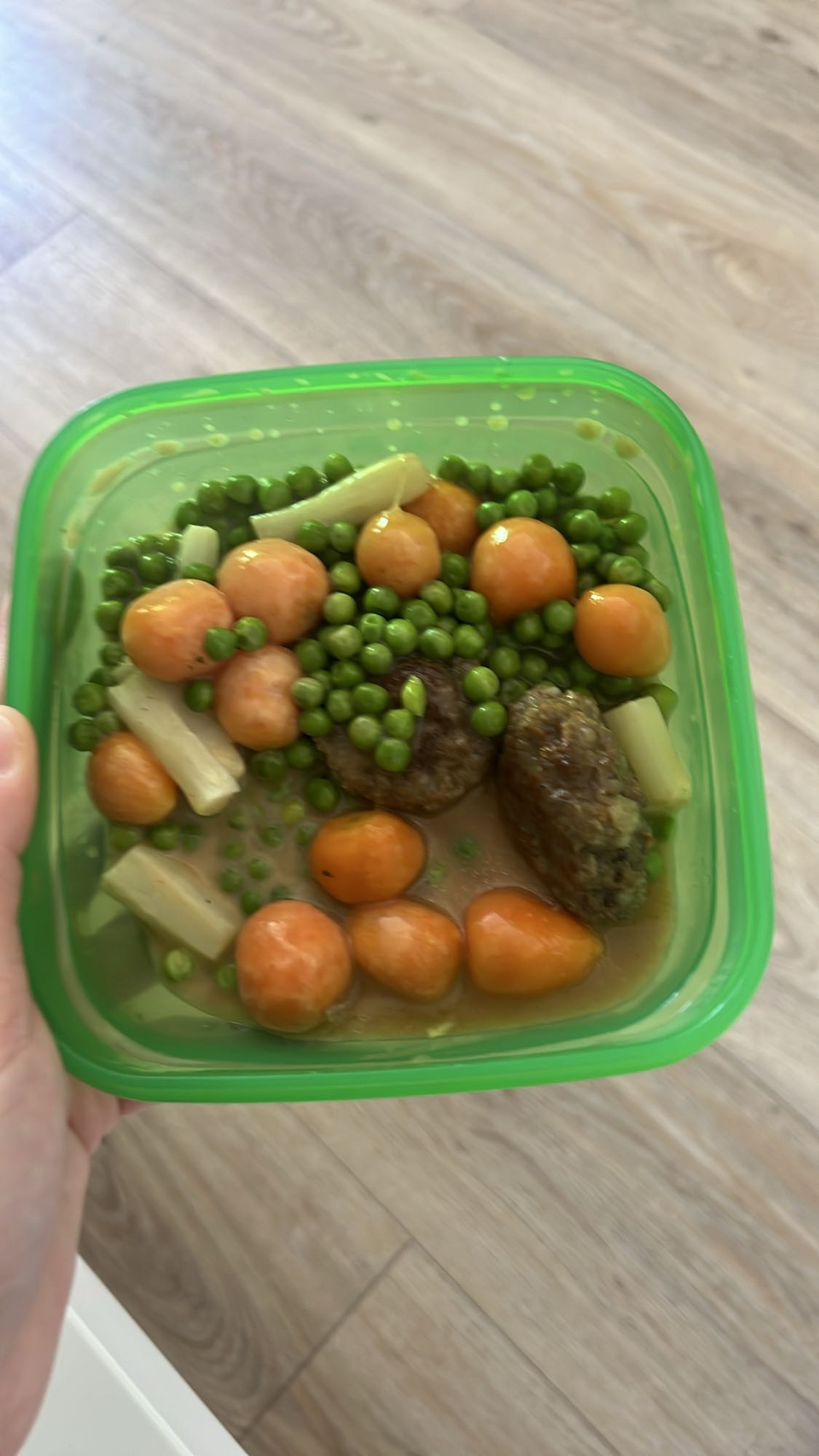 Köfte ve sebze yemeği