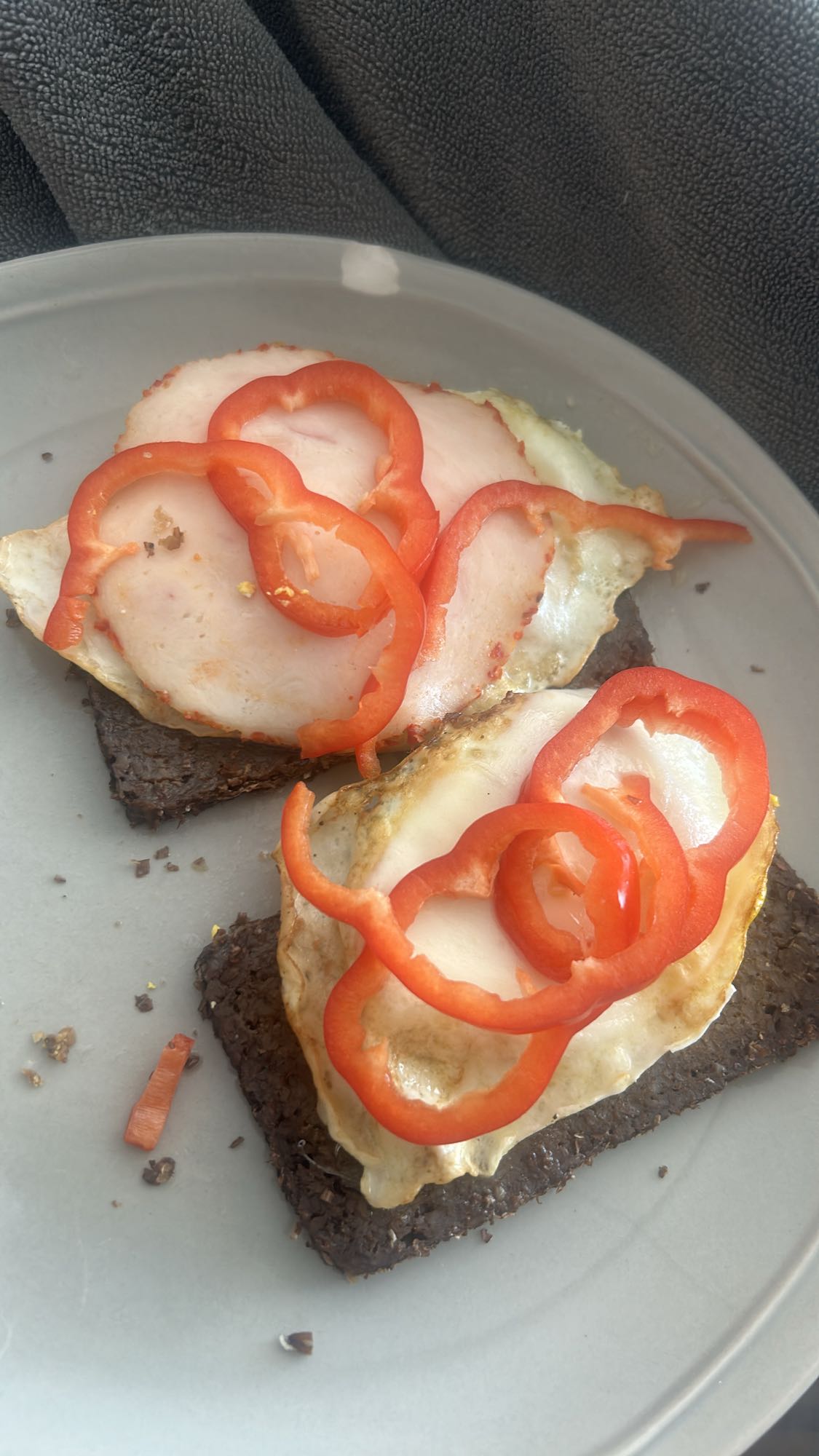 Rugbrød med egg og kylling