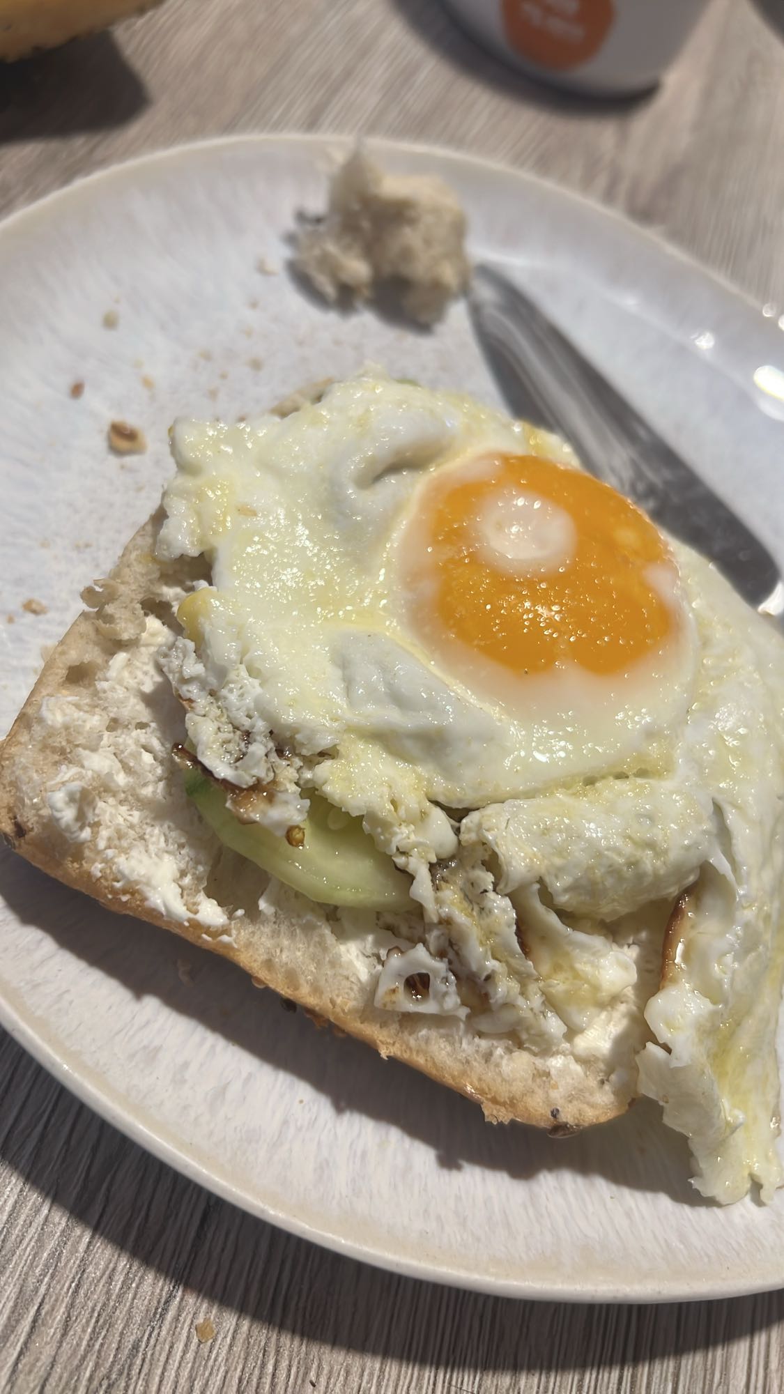 Gebakken ei op broodje