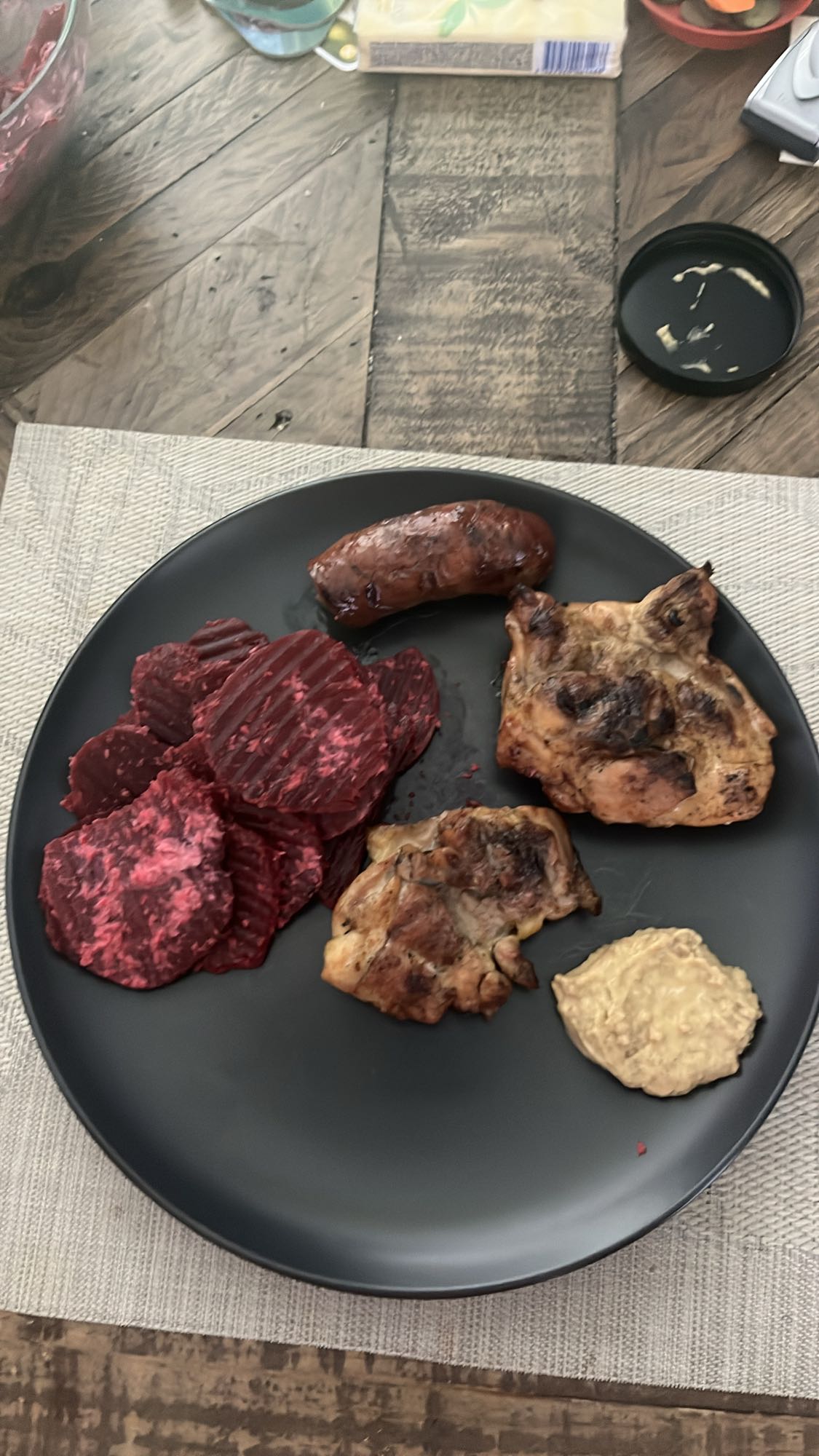 Pui cu chipsuri și cârnat