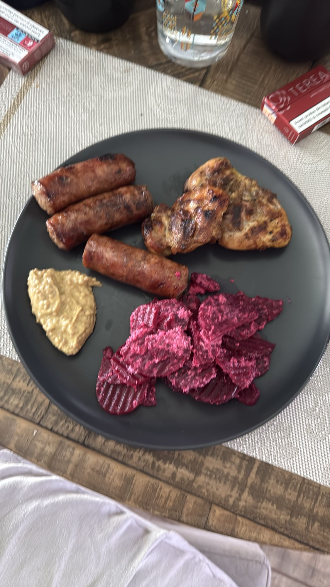 Grătar cu cârnați și sfeclă