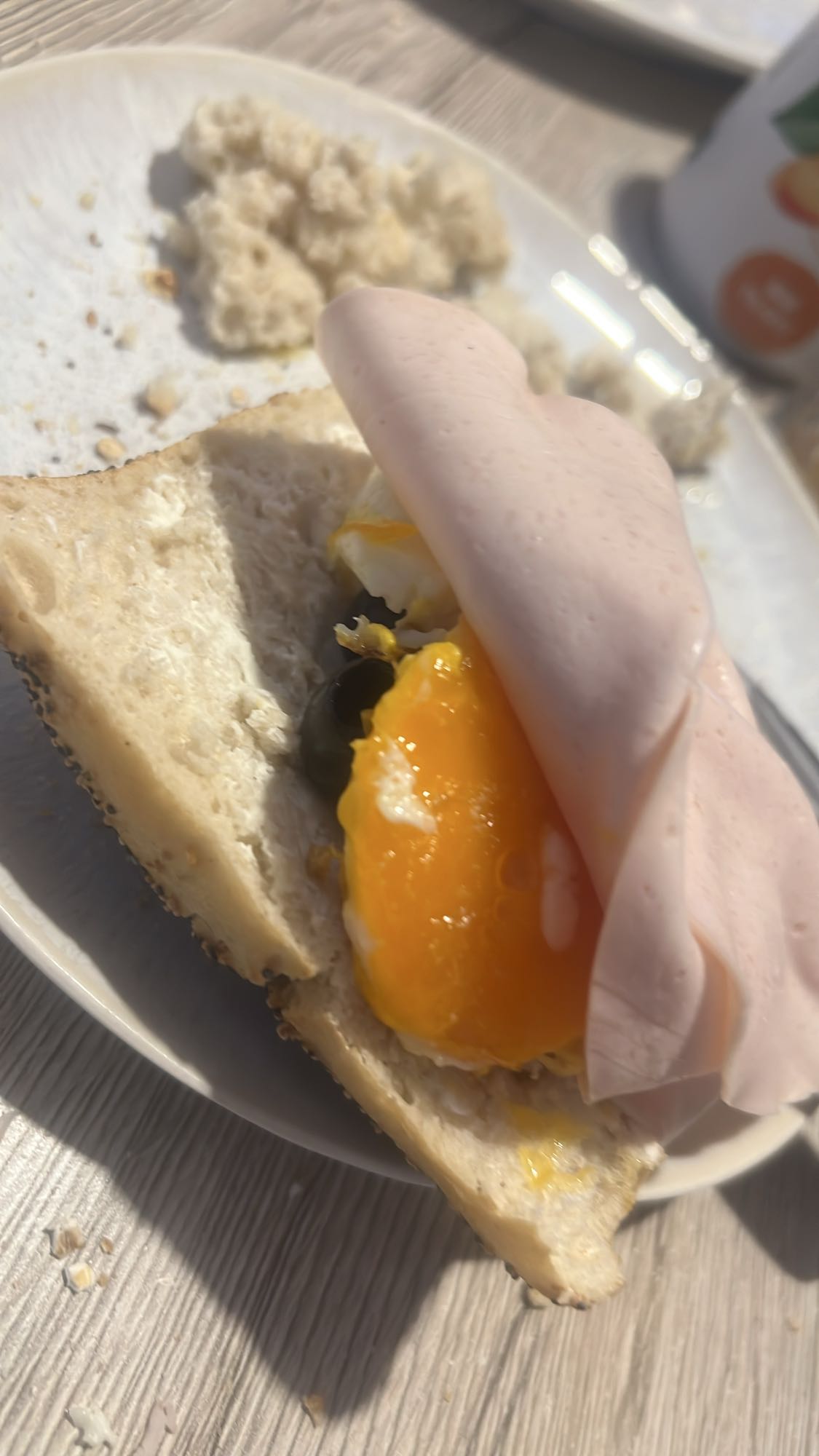 Ei-Brot mit Putenbrust