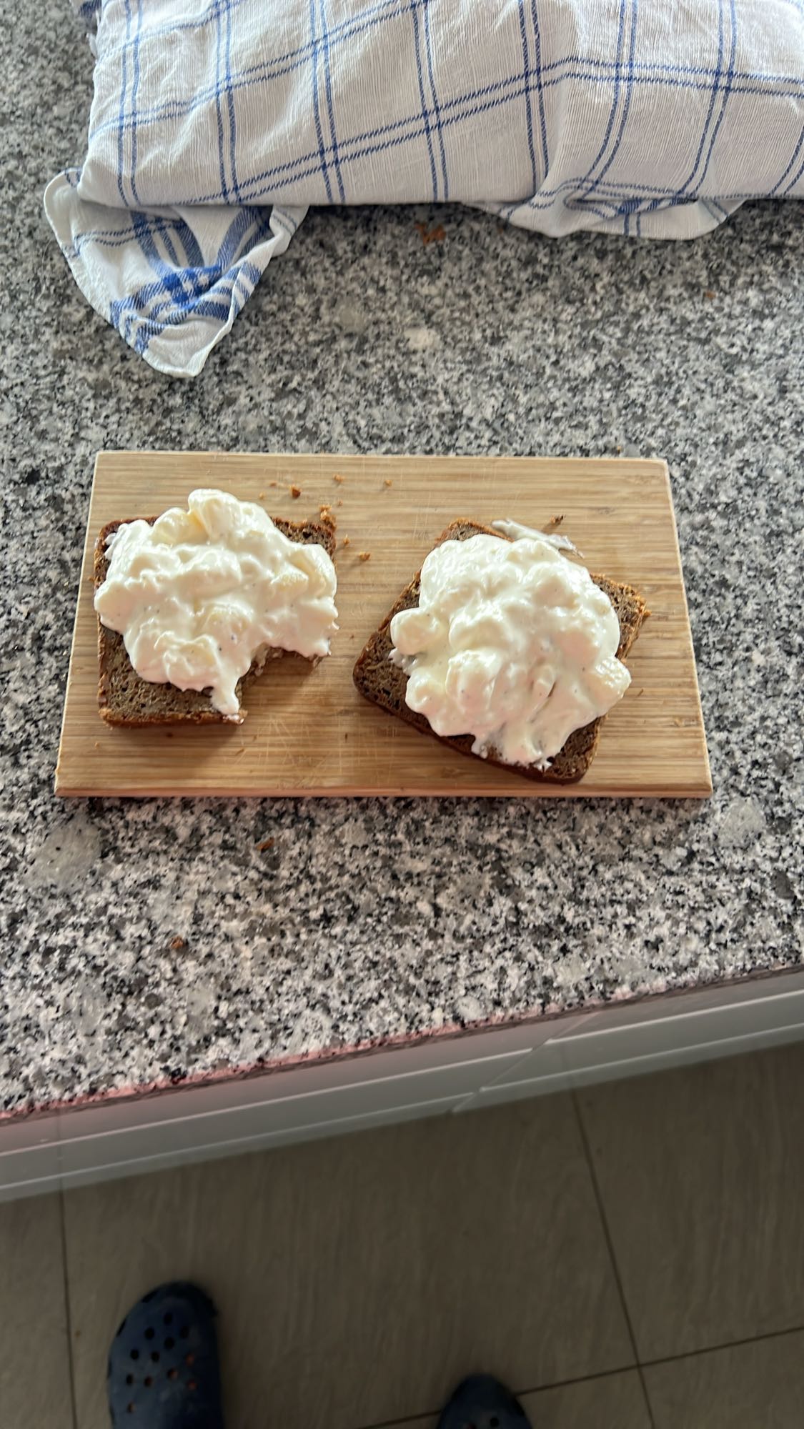 Kesoröra på rågbröd