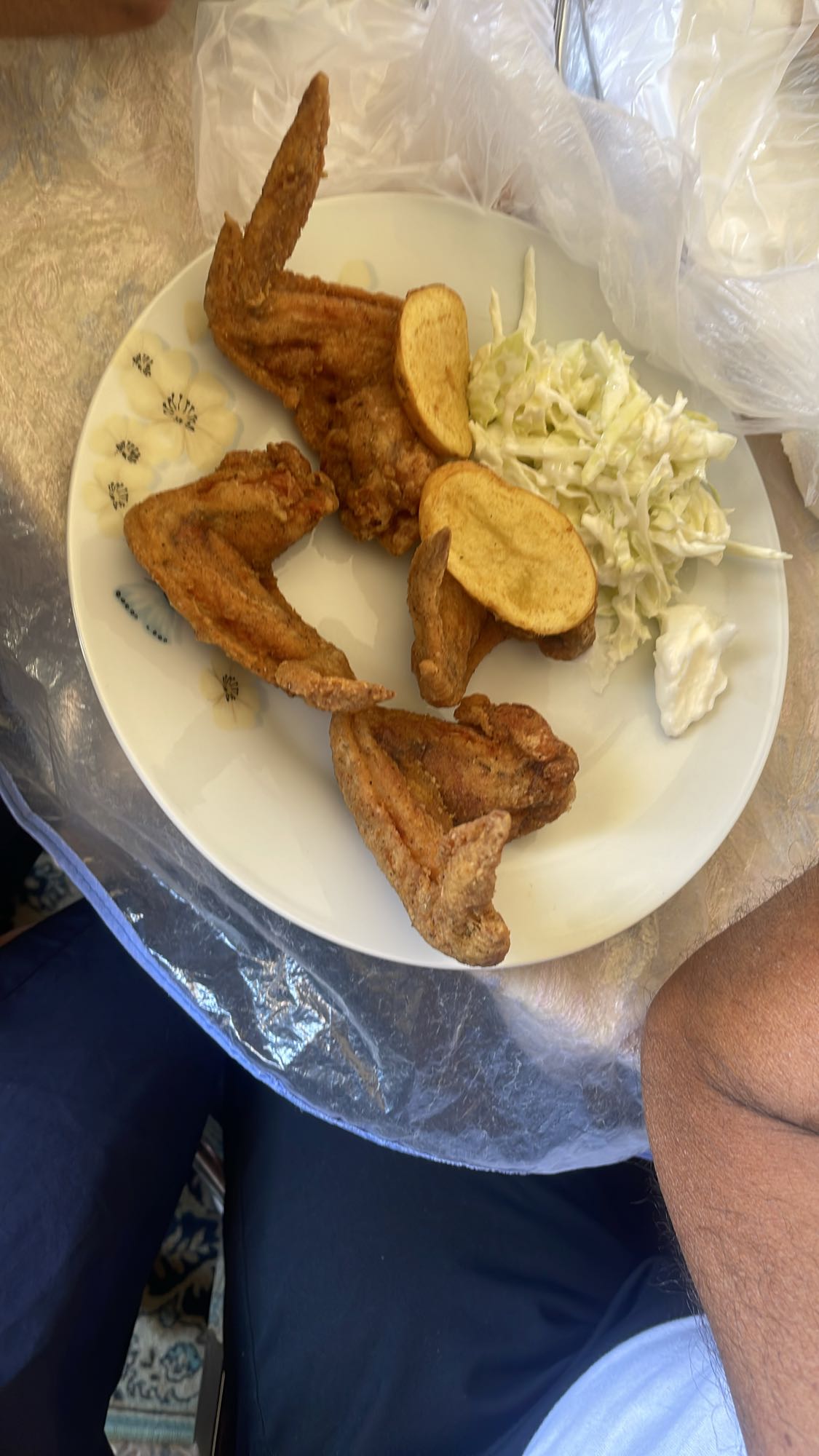 Fried wings with slaw