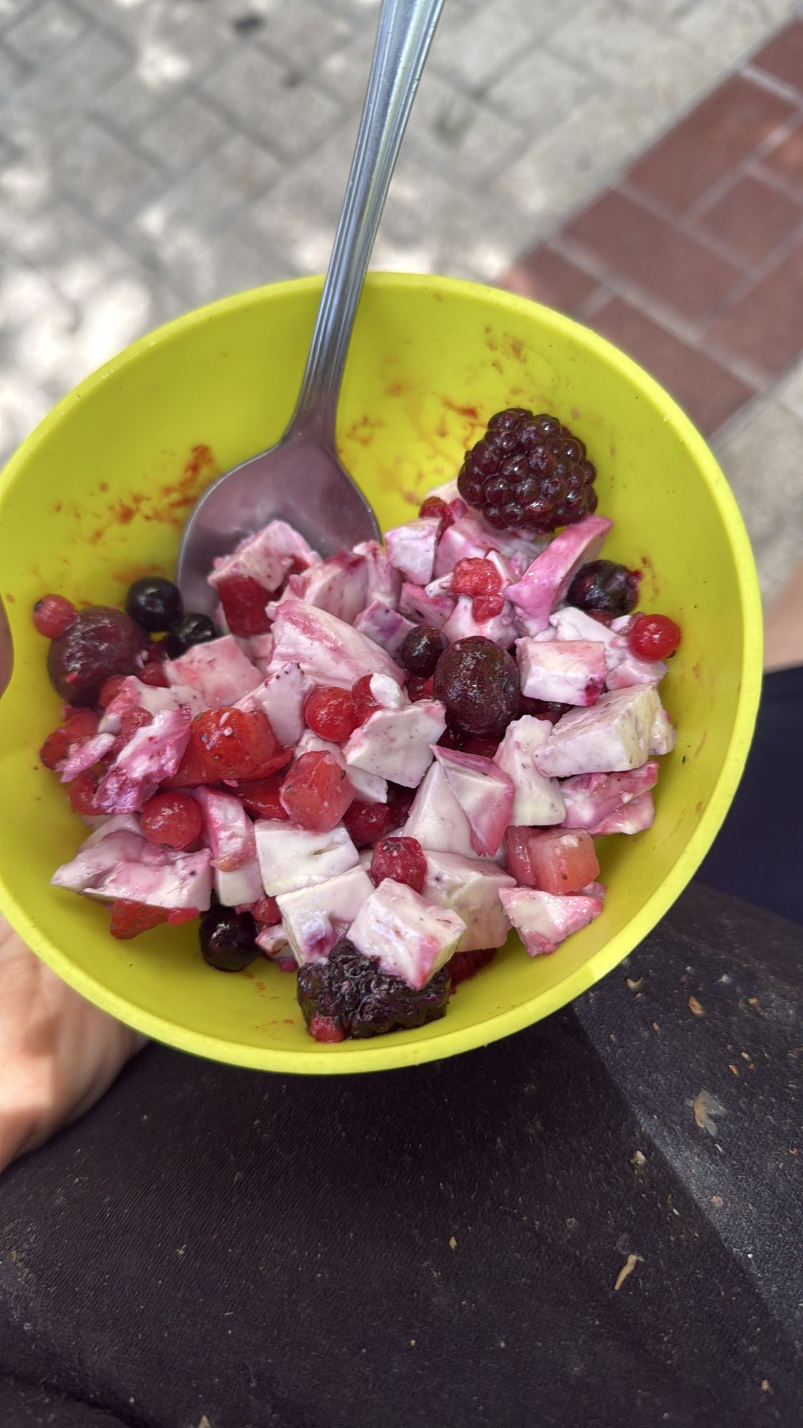 ensalada de frutas con yogur y queso blanco