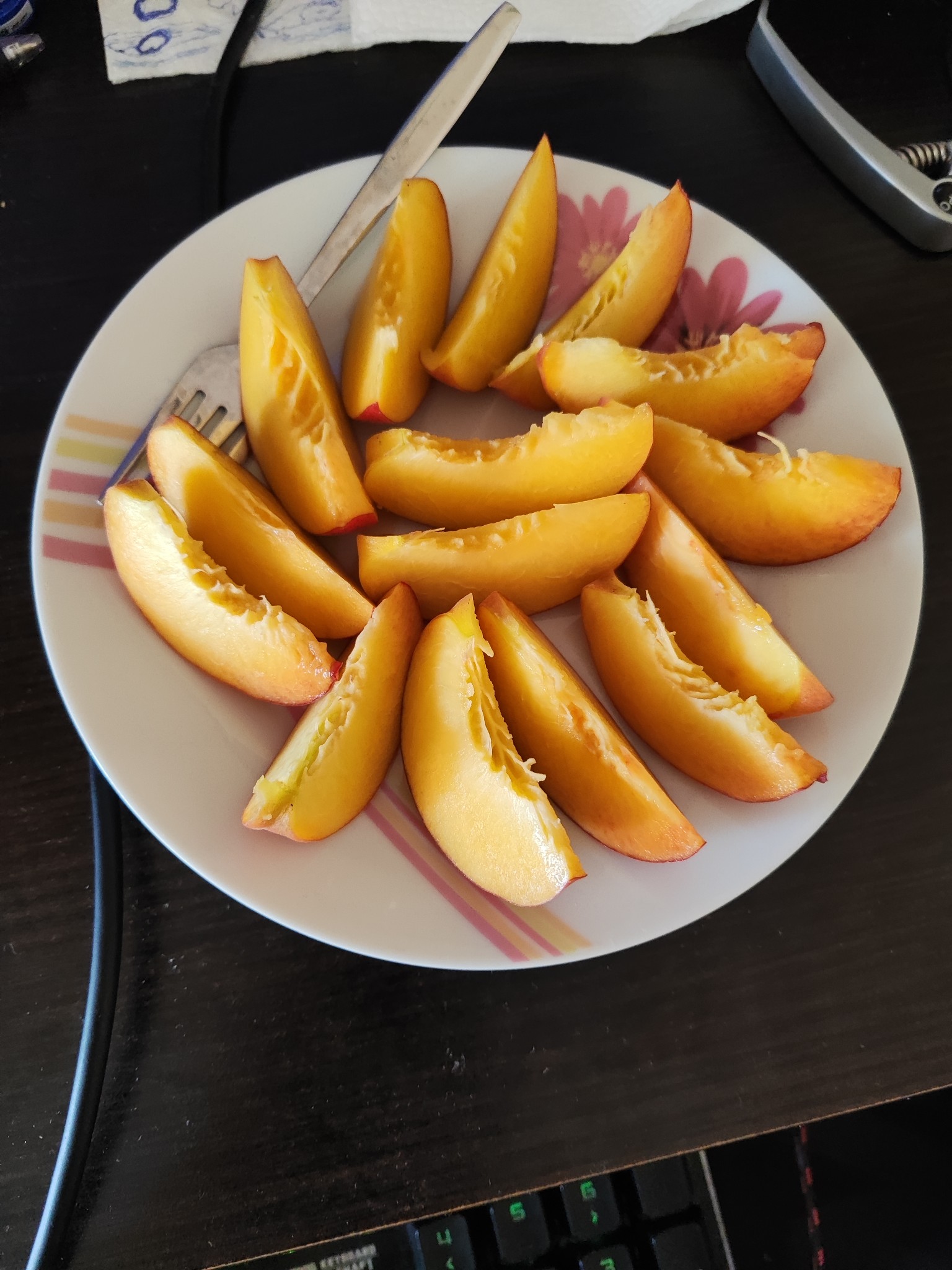 Sliced nectarine plate