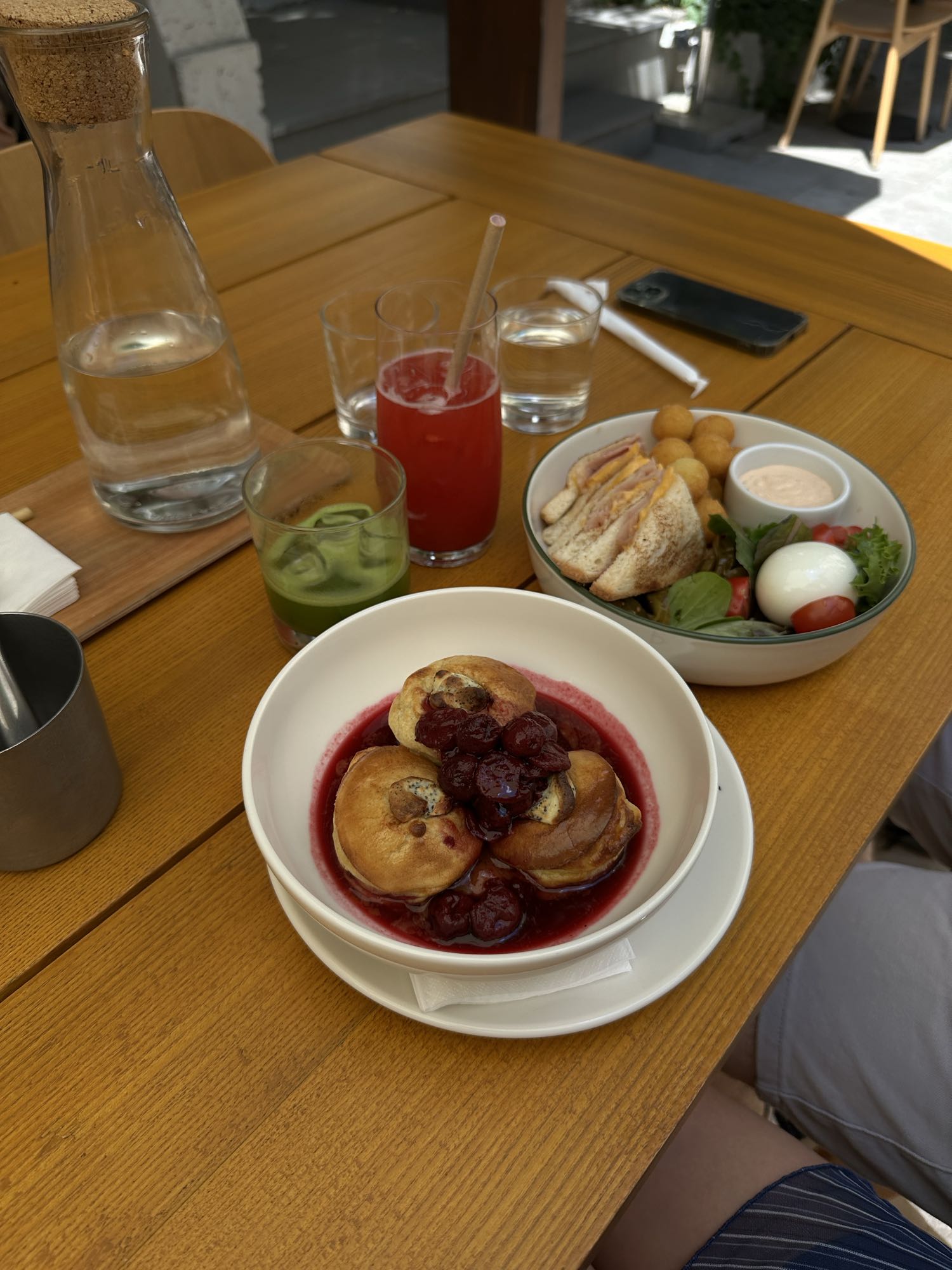 Сніданок з панкейками та сендвічем