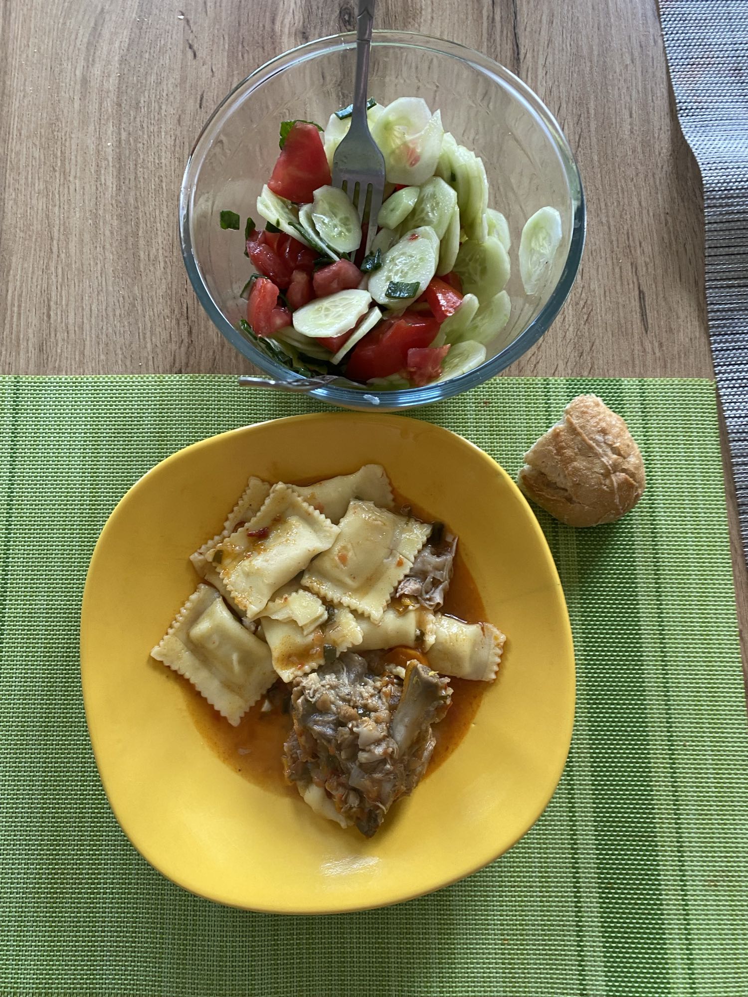 Ravioli cu salată și pâine