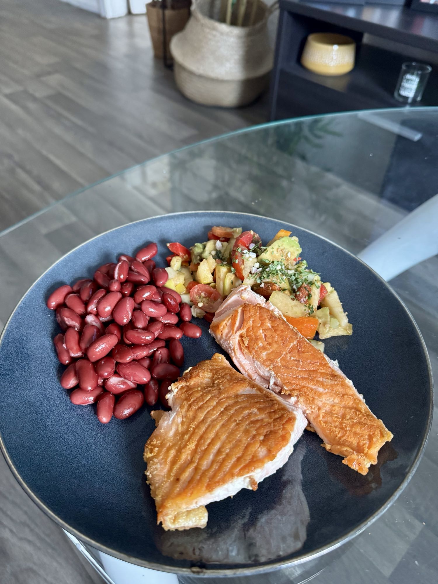 Saumon, haricots rouges, salade