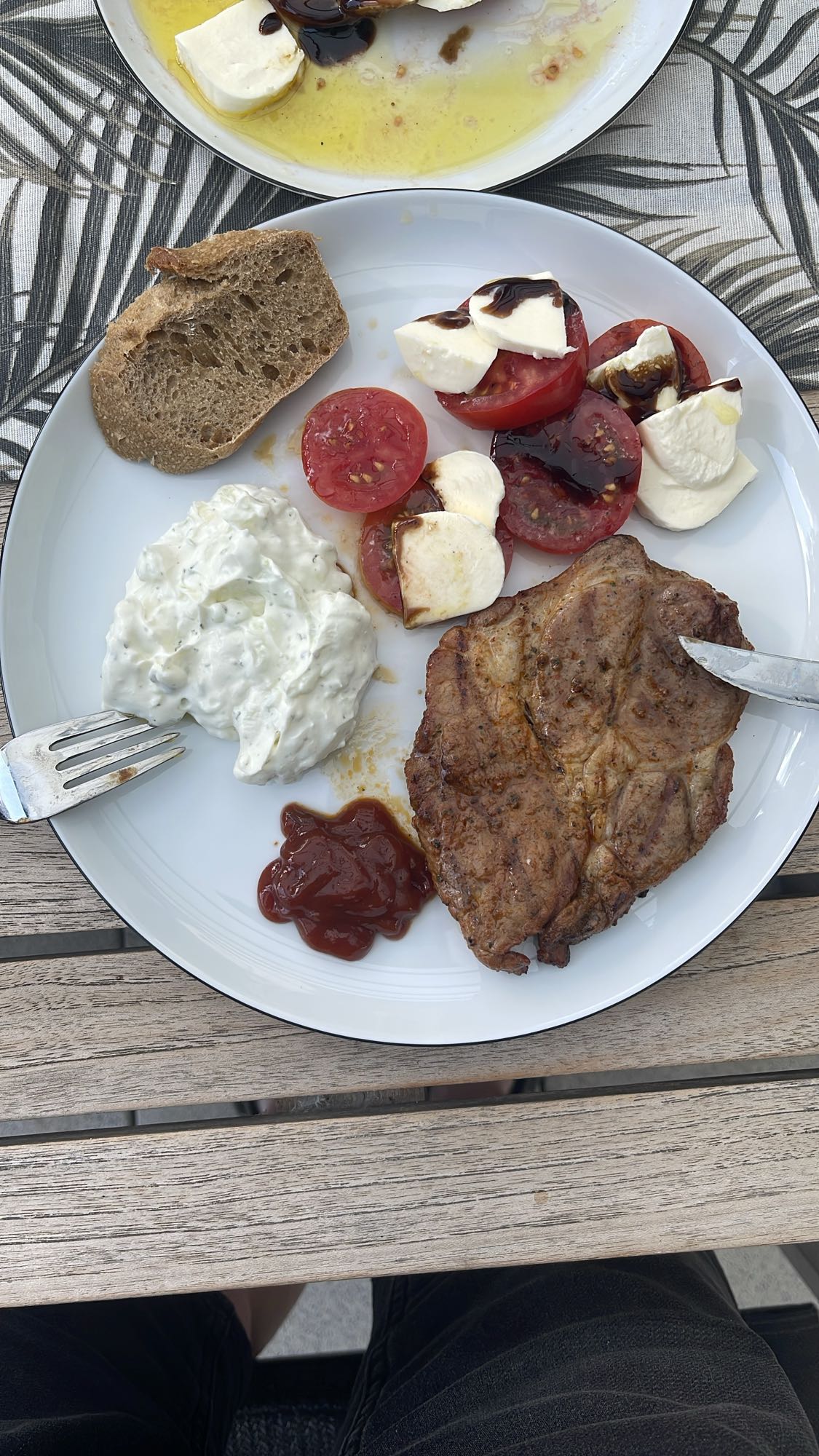 Grillteller mit Salat