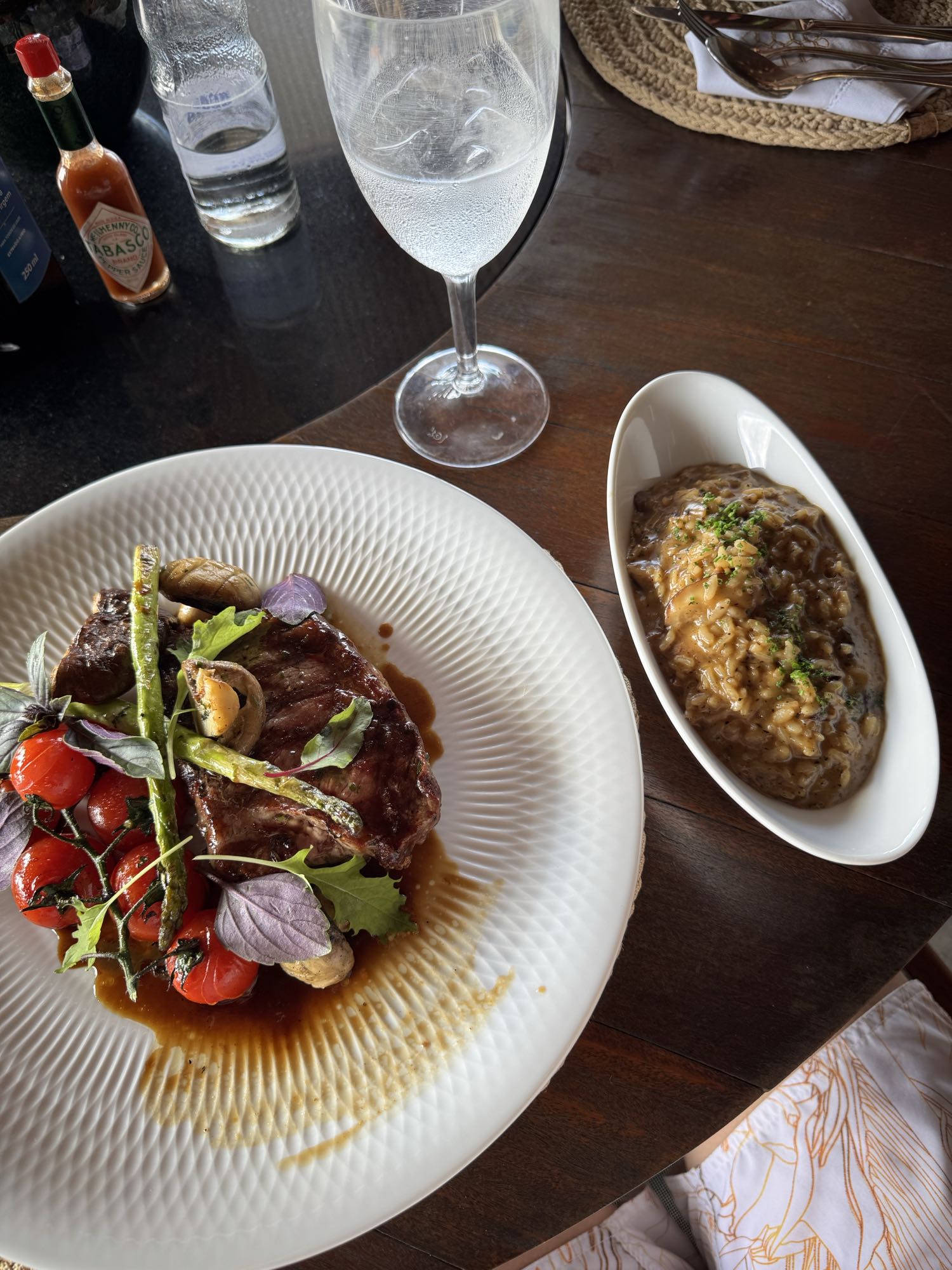 Bistec con verduras y risotto