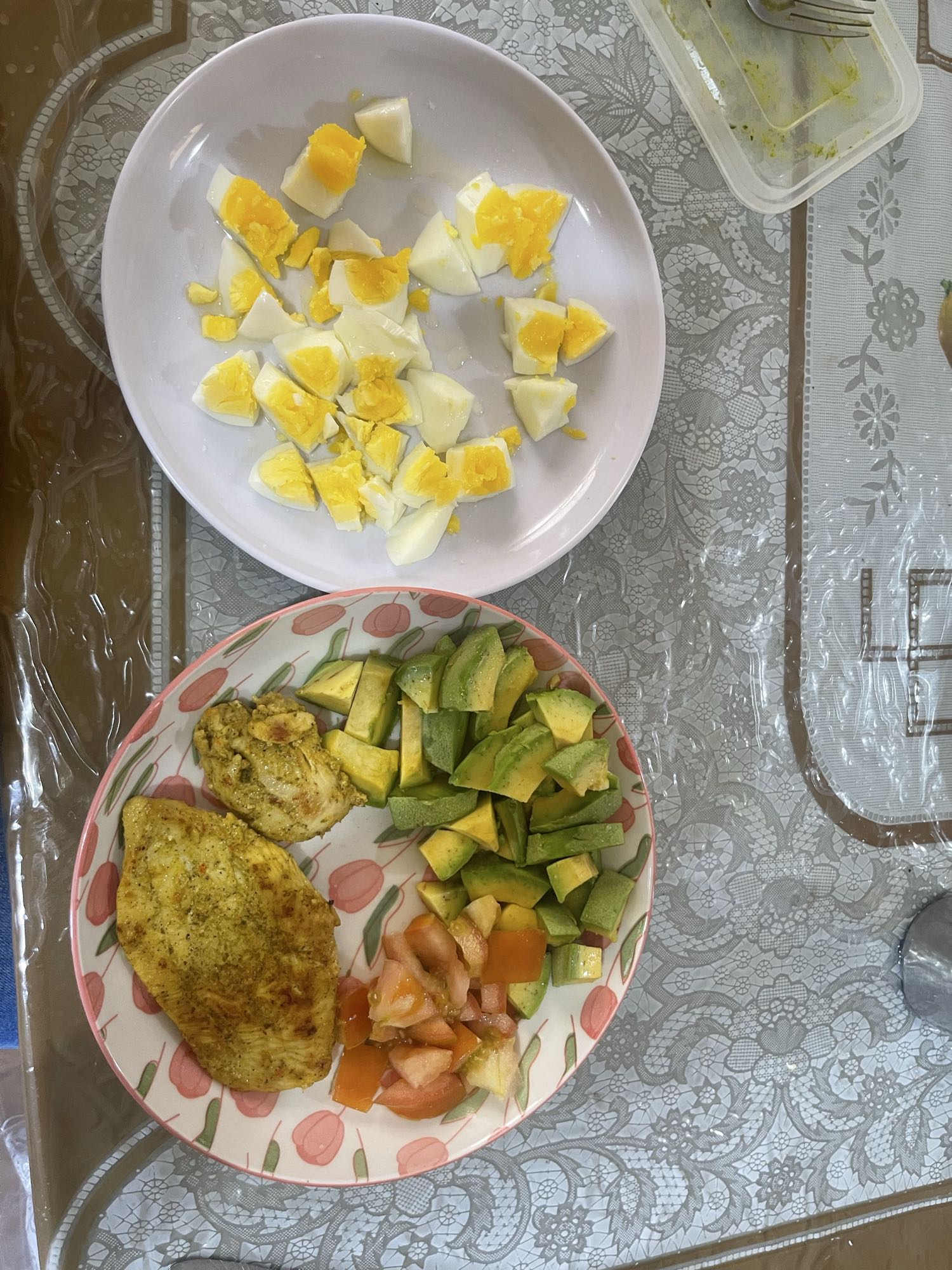 Pollo, huevo y ensalada