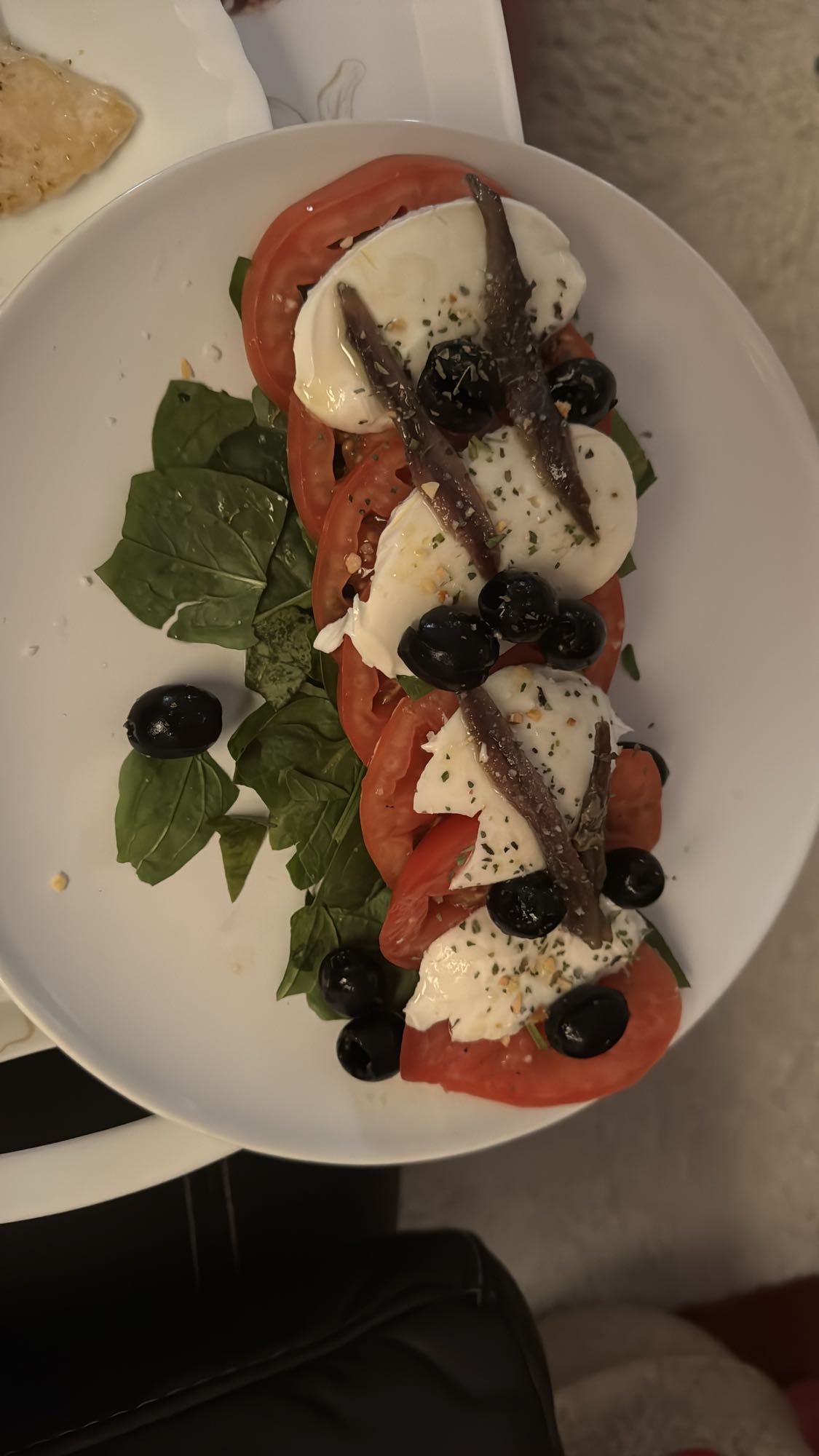 Ensalada caprese con anchoas